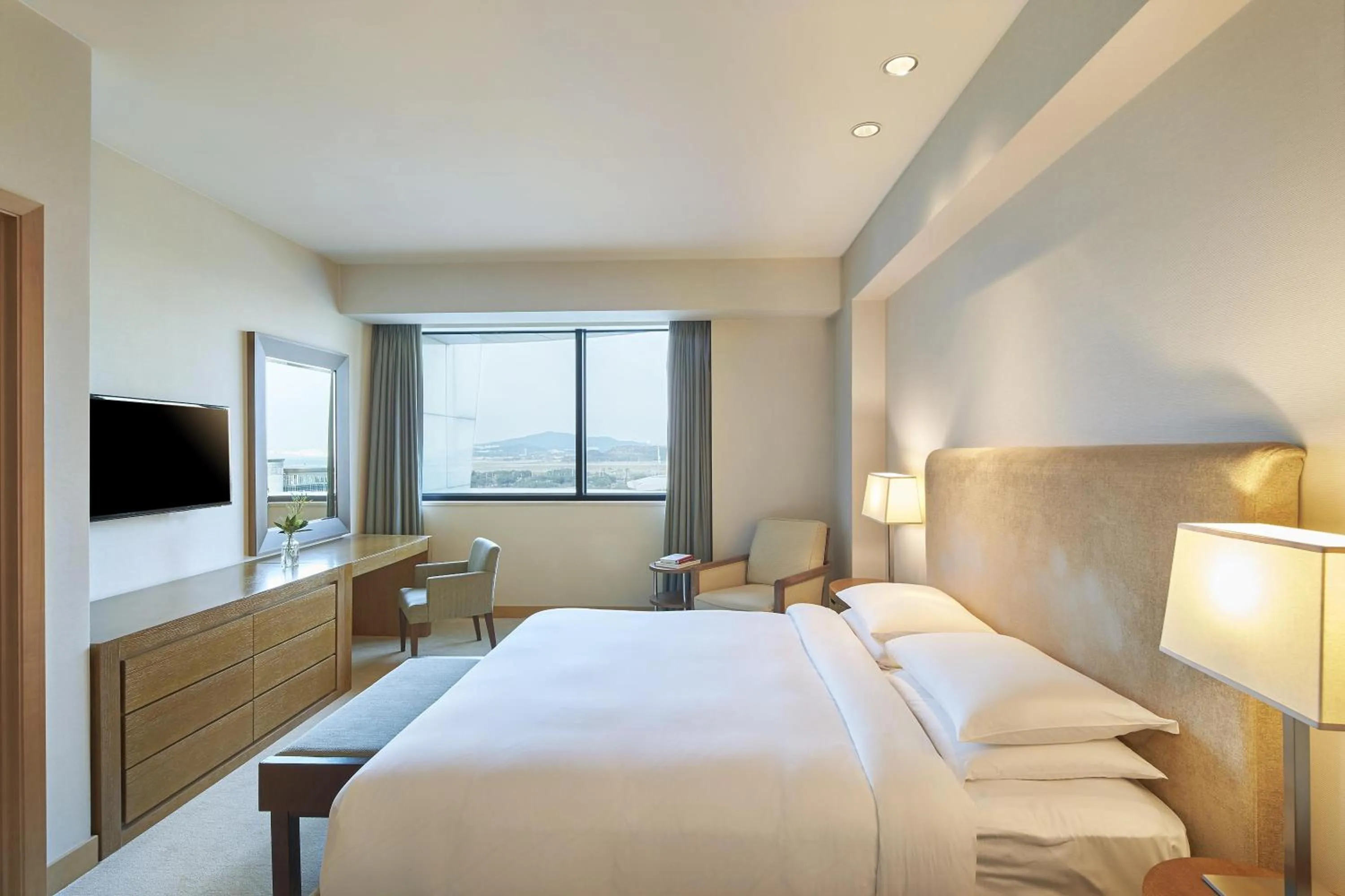 Photo of the whole room, Bed in Grand Hyatt Incheon