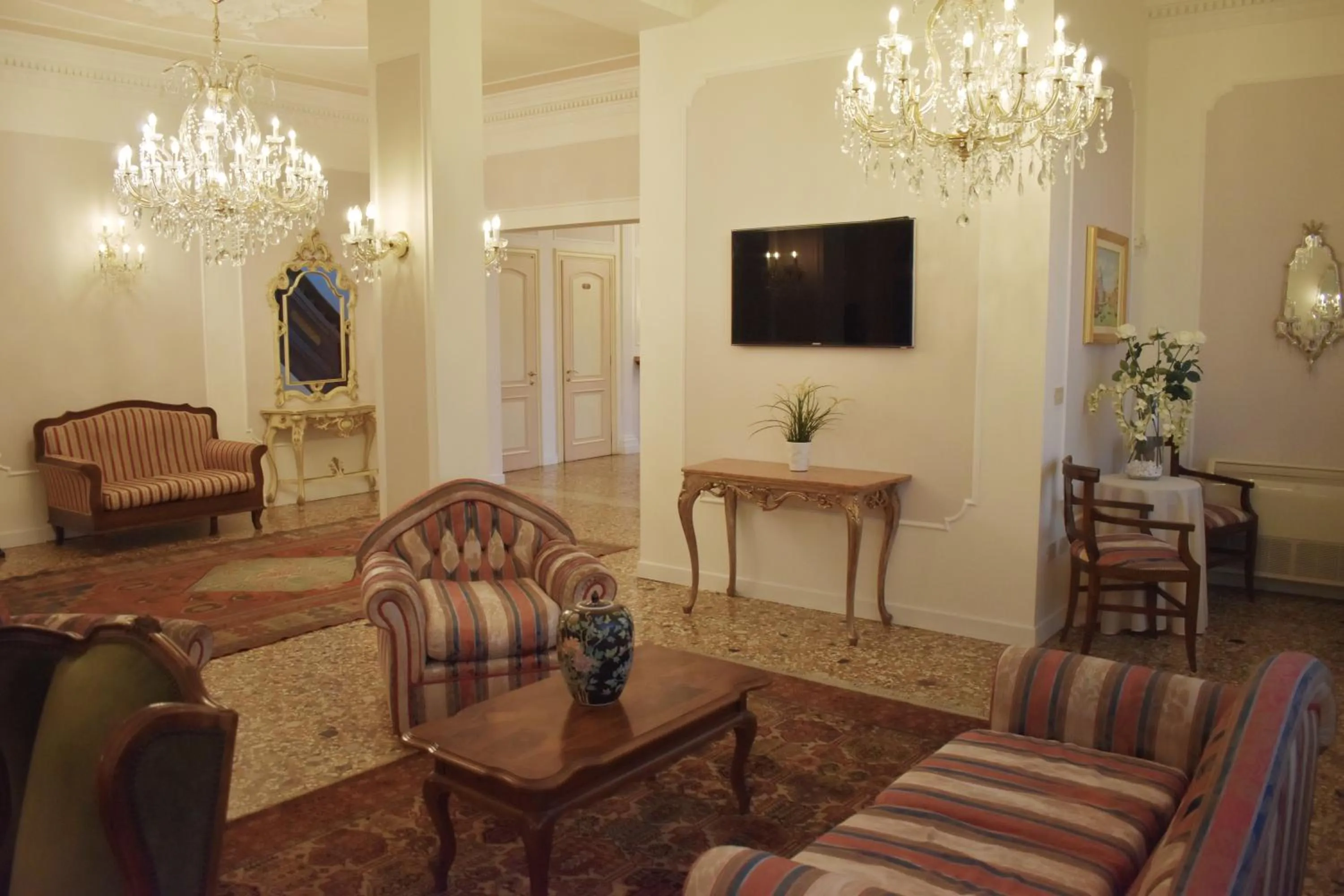 Communal lounge/ TV room in Hotel Edelweiss