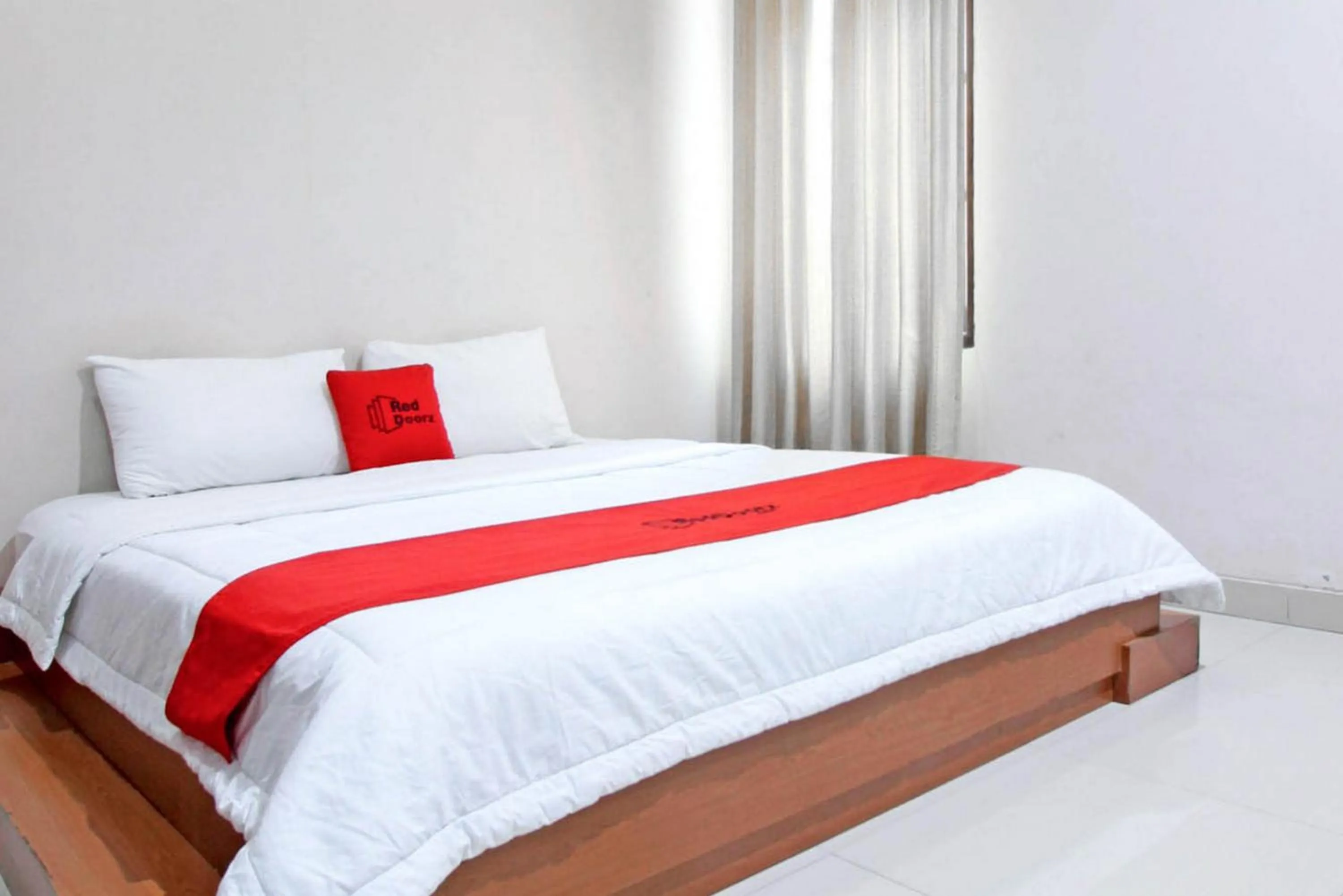 Bedroom, Bed in RedDoorz near Hartono Mall 3