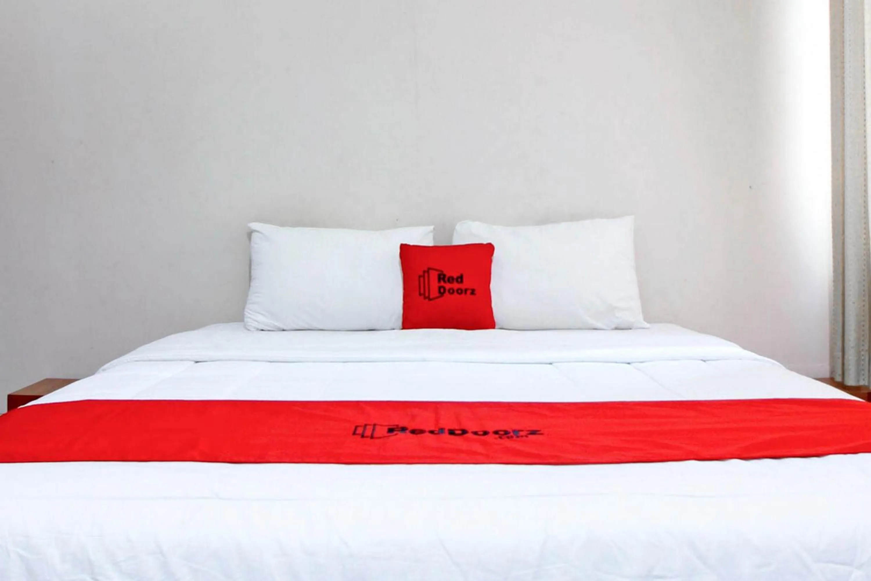 Bedroom, Bed in RedDoorz near Hartono Mall 3