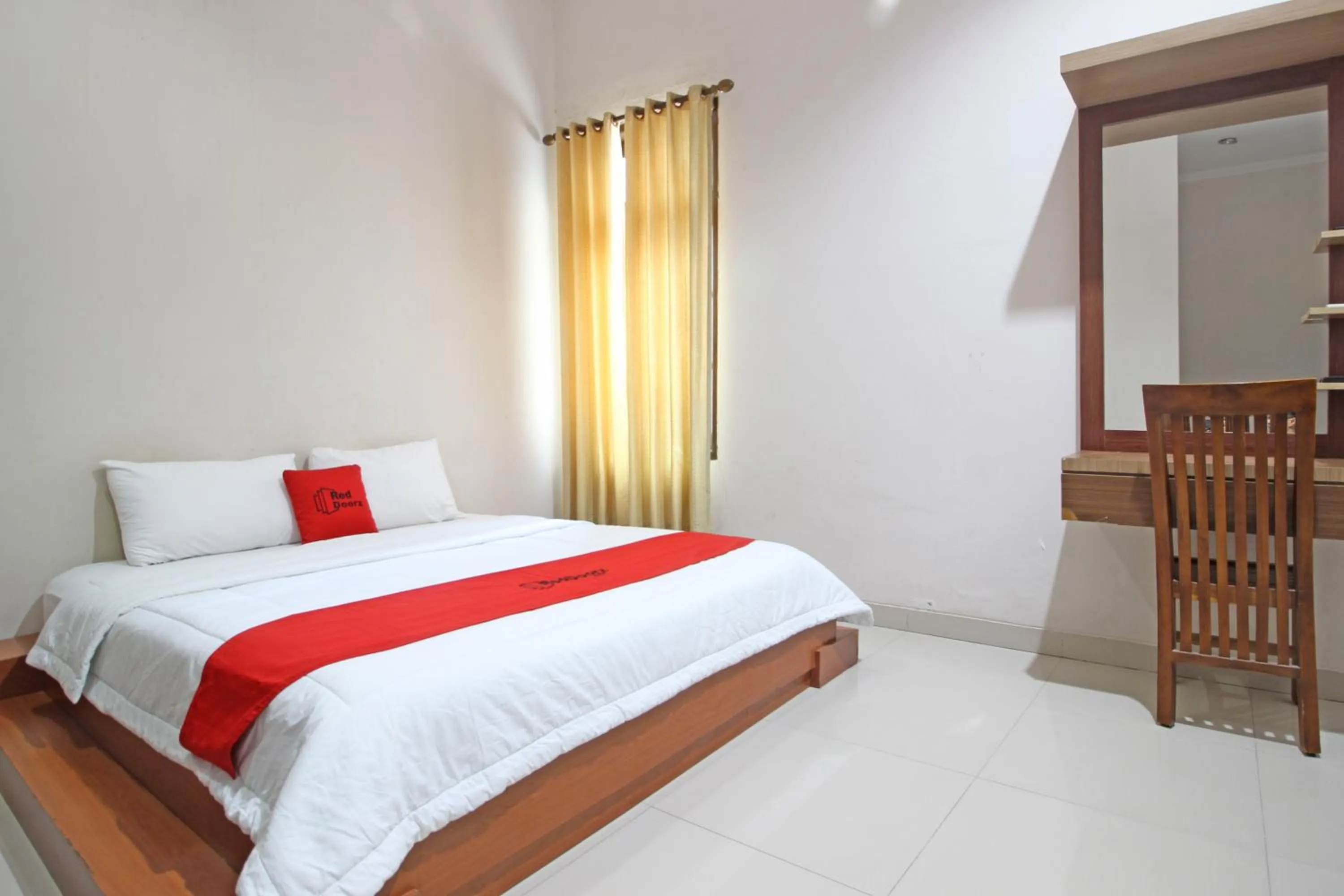 Bedroom, Bed in RedDoorz near Hartono Mall 3