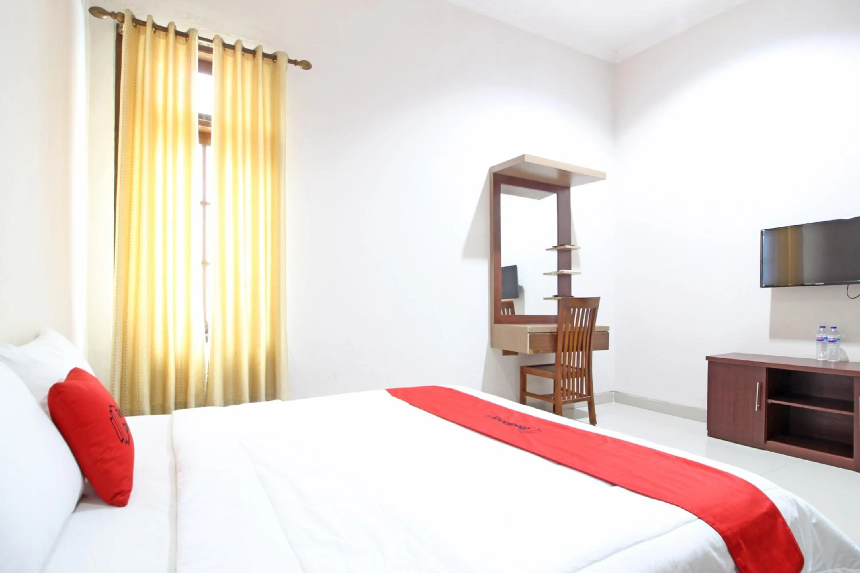 Bedroom, Bed in RedDoorz near Hartono Mall 3
