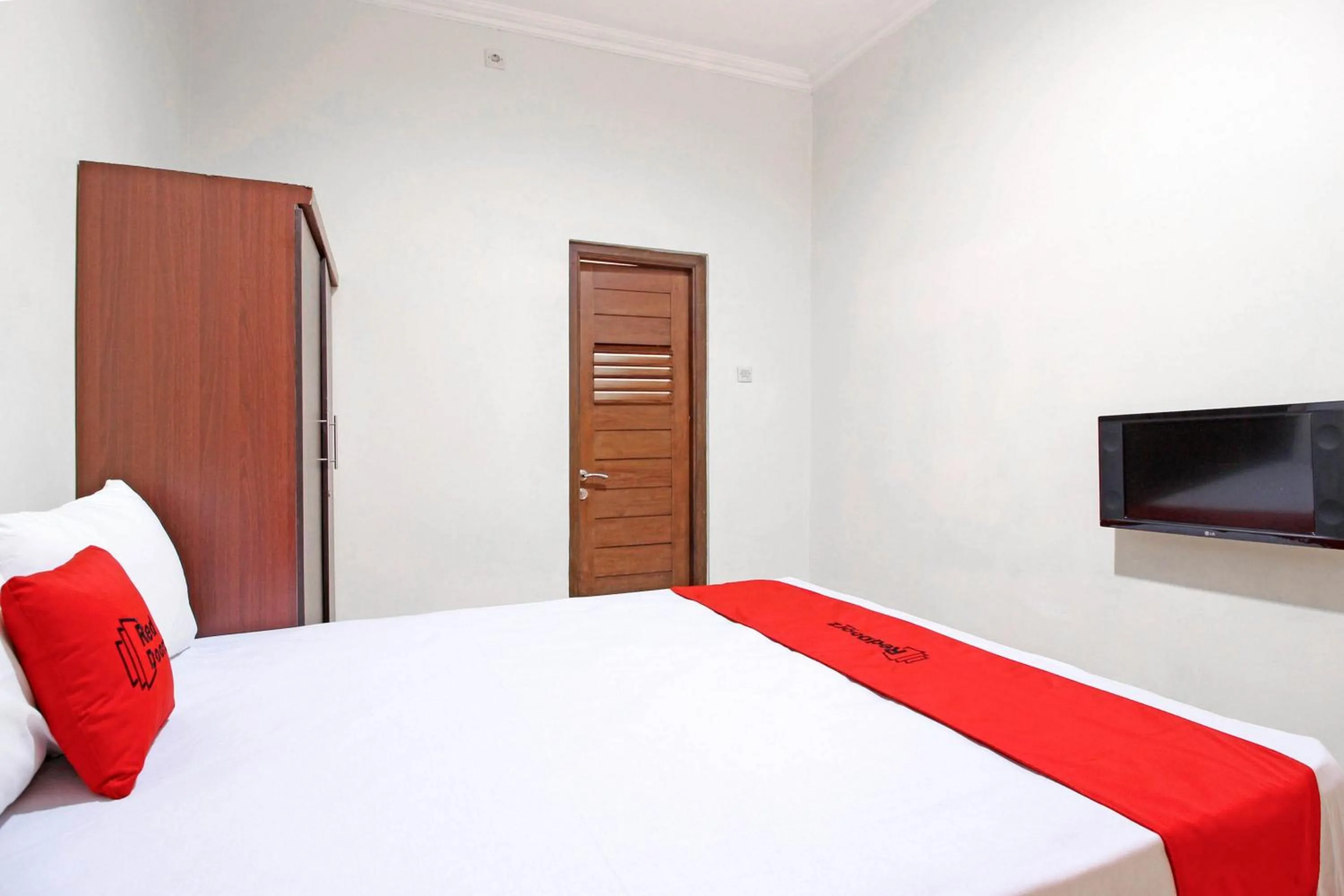 Bedroom, Bed in RedDoorz near Hartono Mall 3