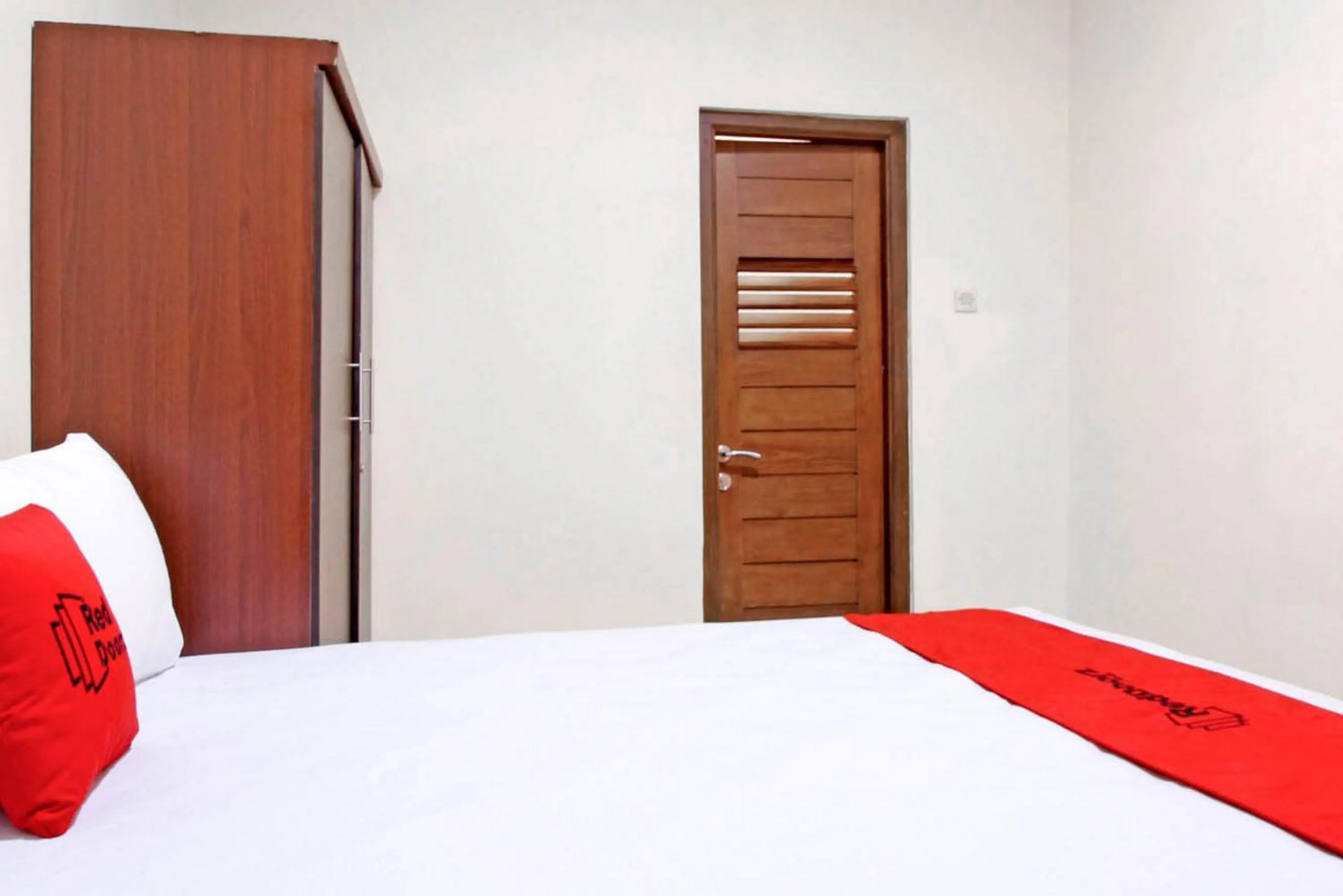 Bedroom, Bed in RedDoorz near Hartono Mall 3