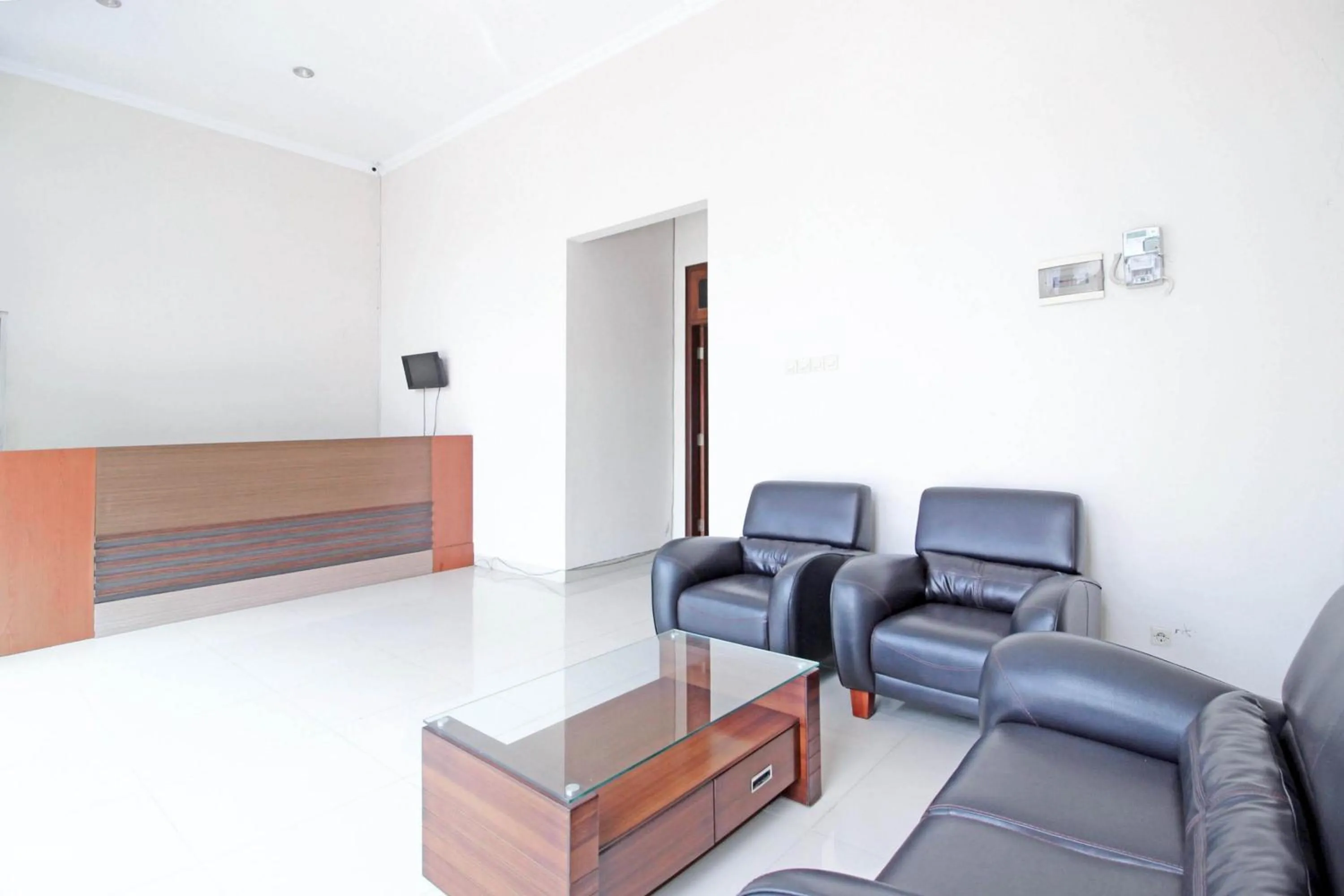 Seating area in RedDoorz near Hartono Mall 3