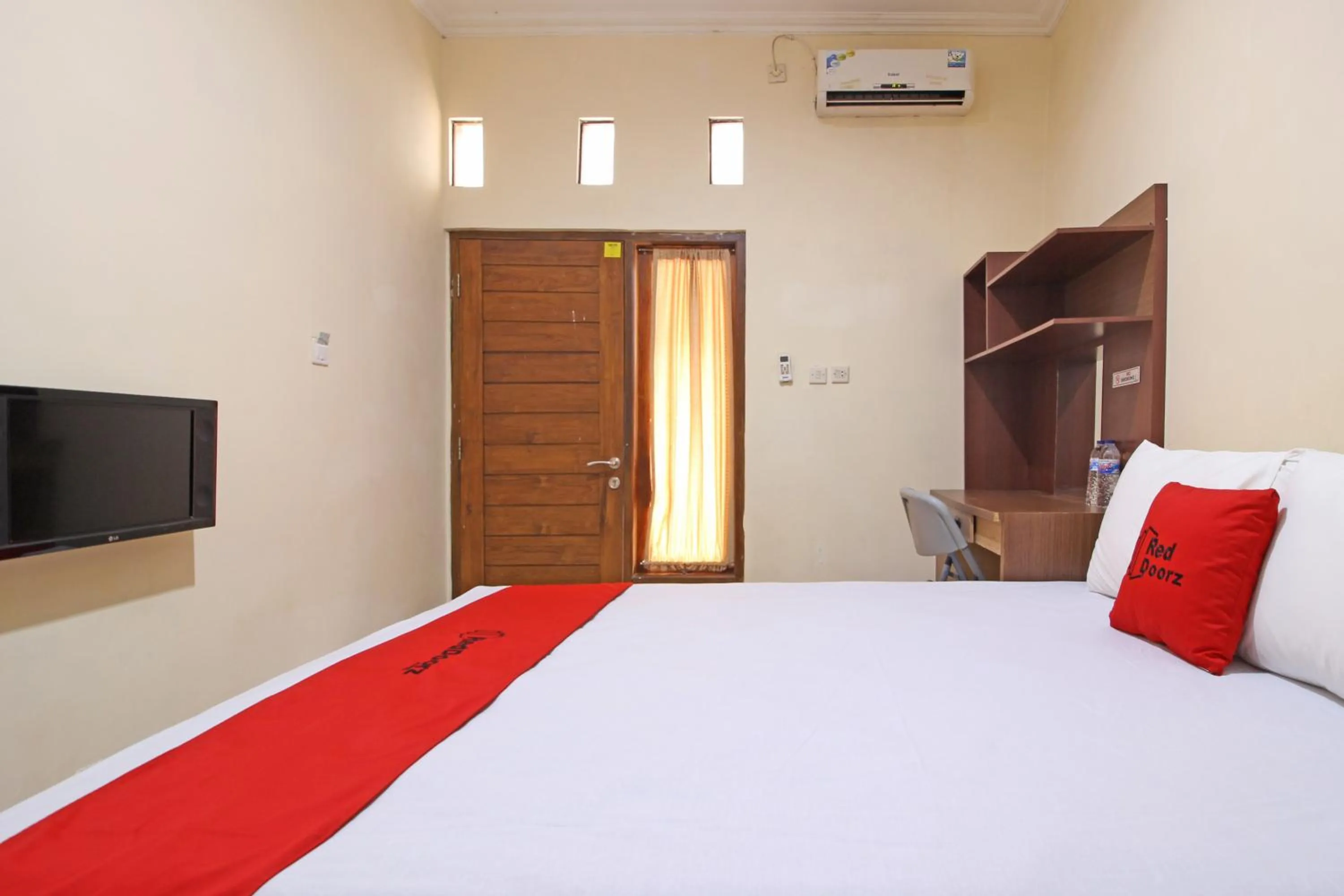 Bedroom, Bed in RedDoorz near Hartono Mall 3