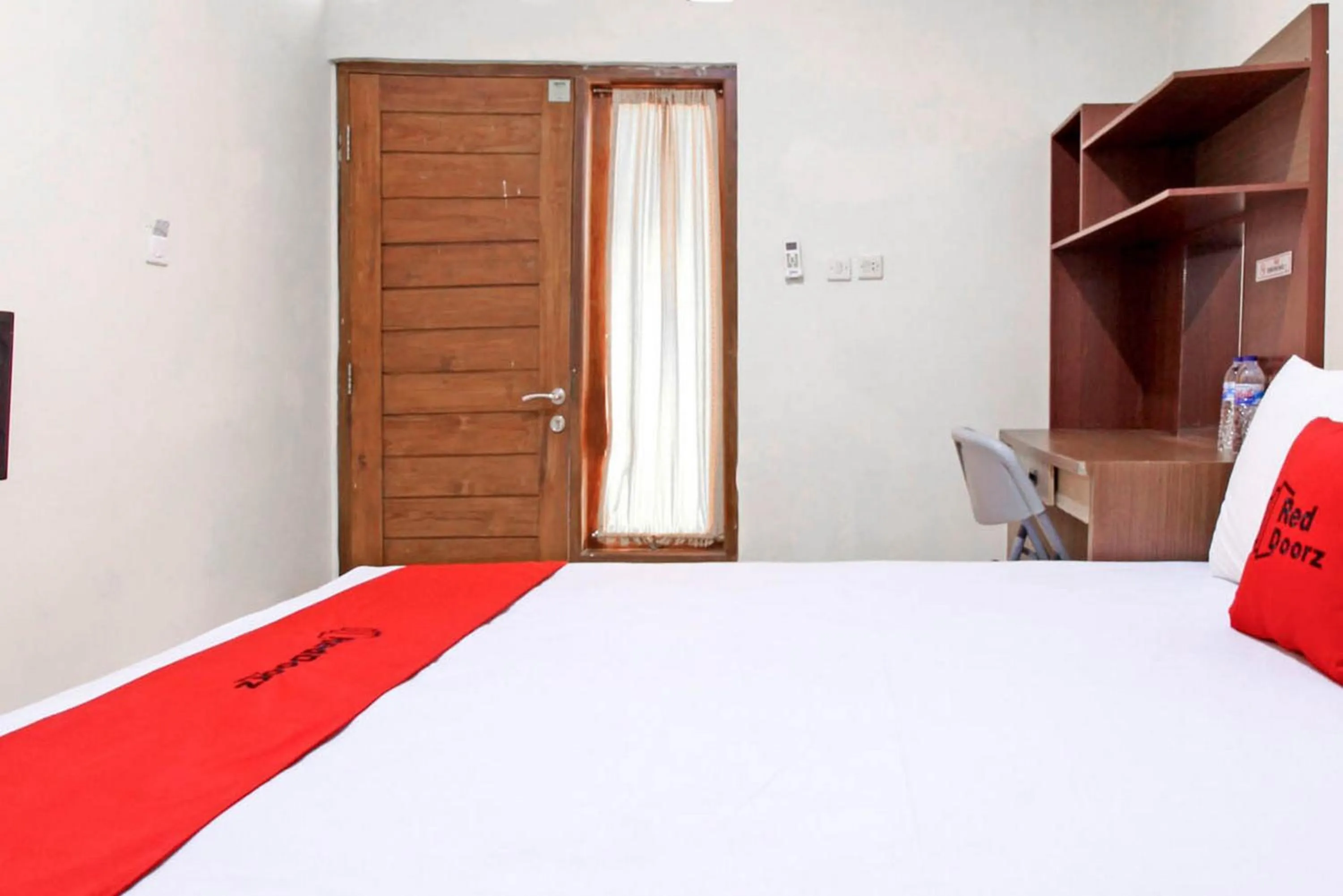 Bedroom, Bed in RedDoorz near Hartono Mall 3