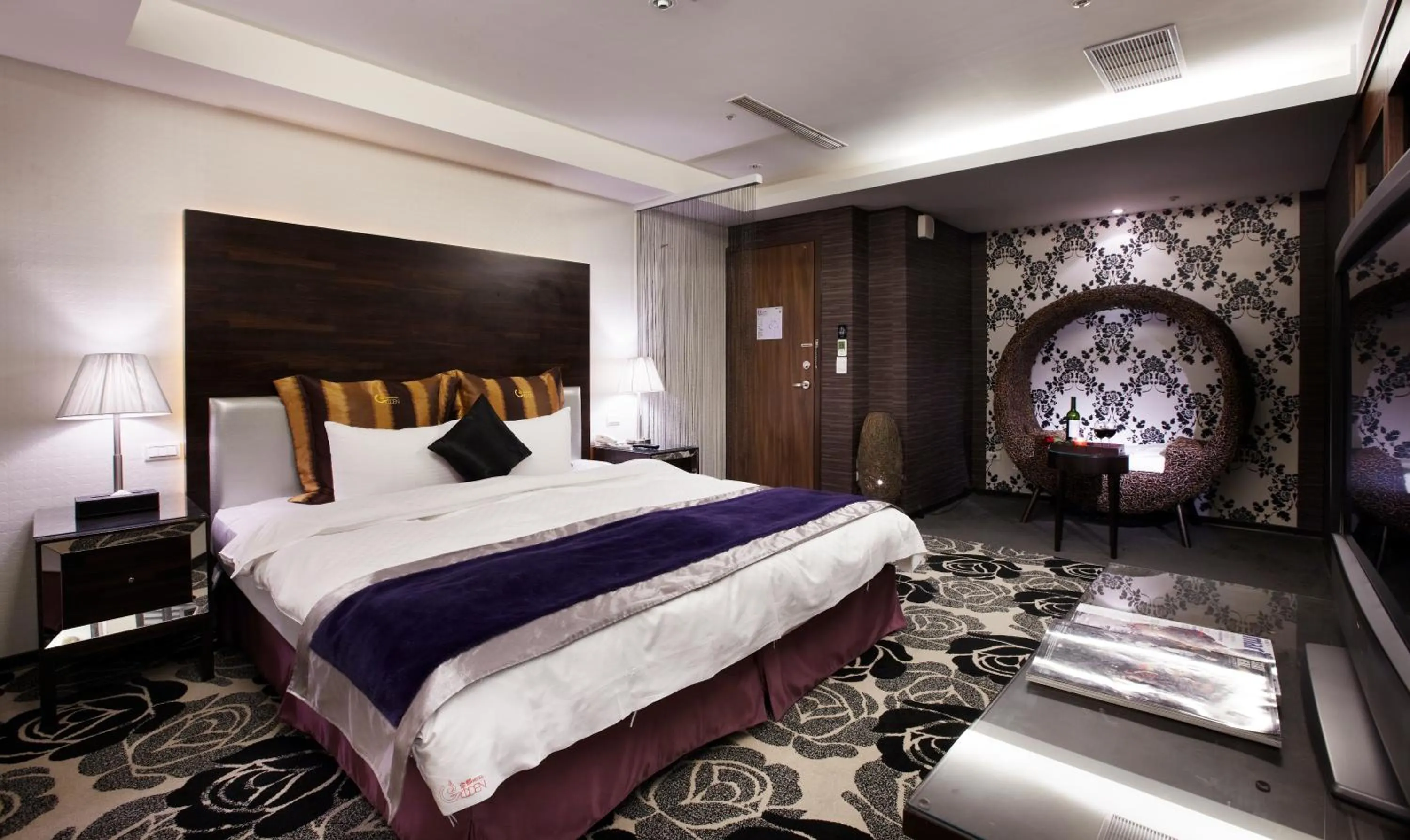 Bed in Golden Hot Spring Hotel