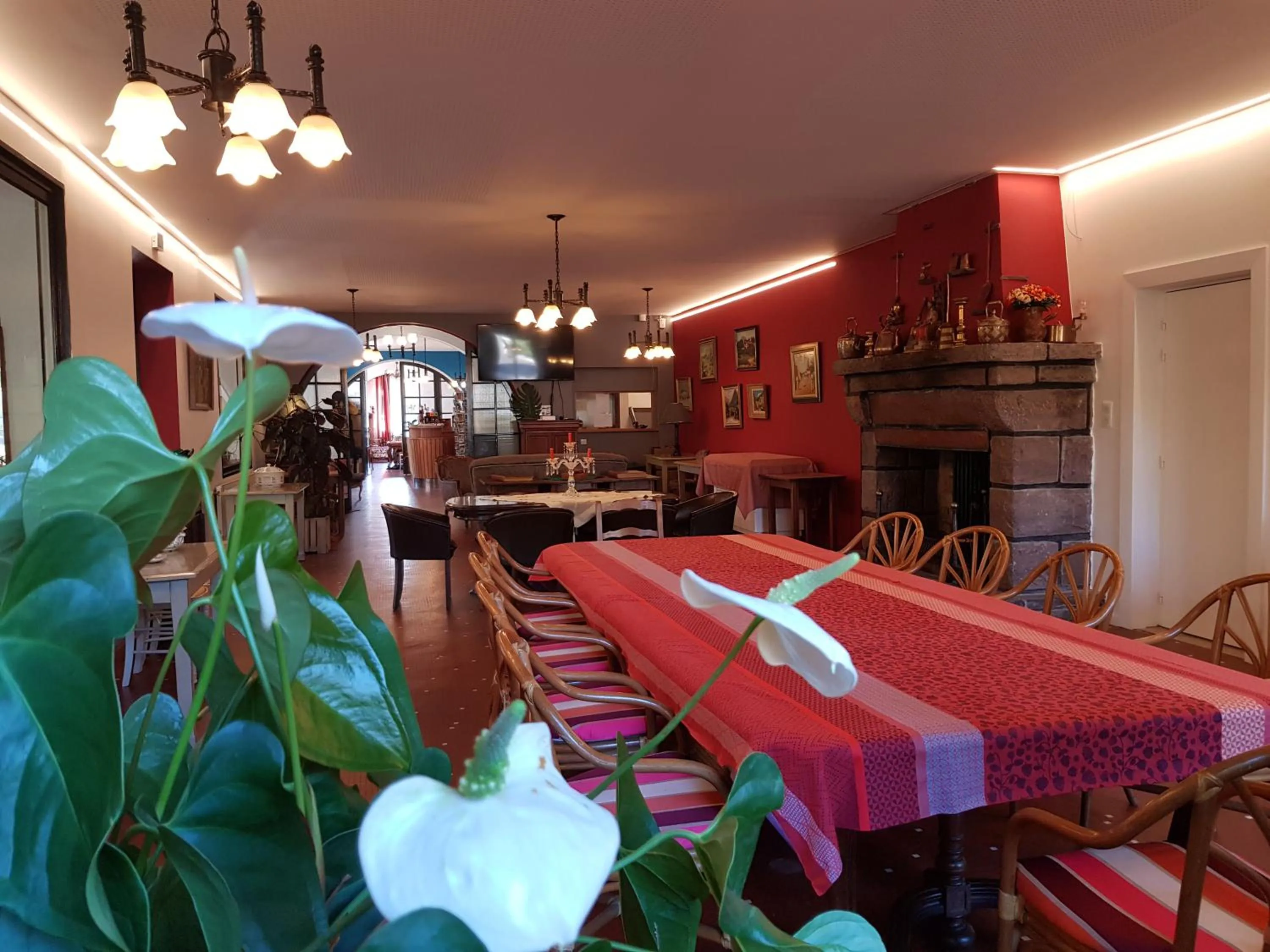 Communal lounge/ TV room in Hotel Pyrenées Atlantique