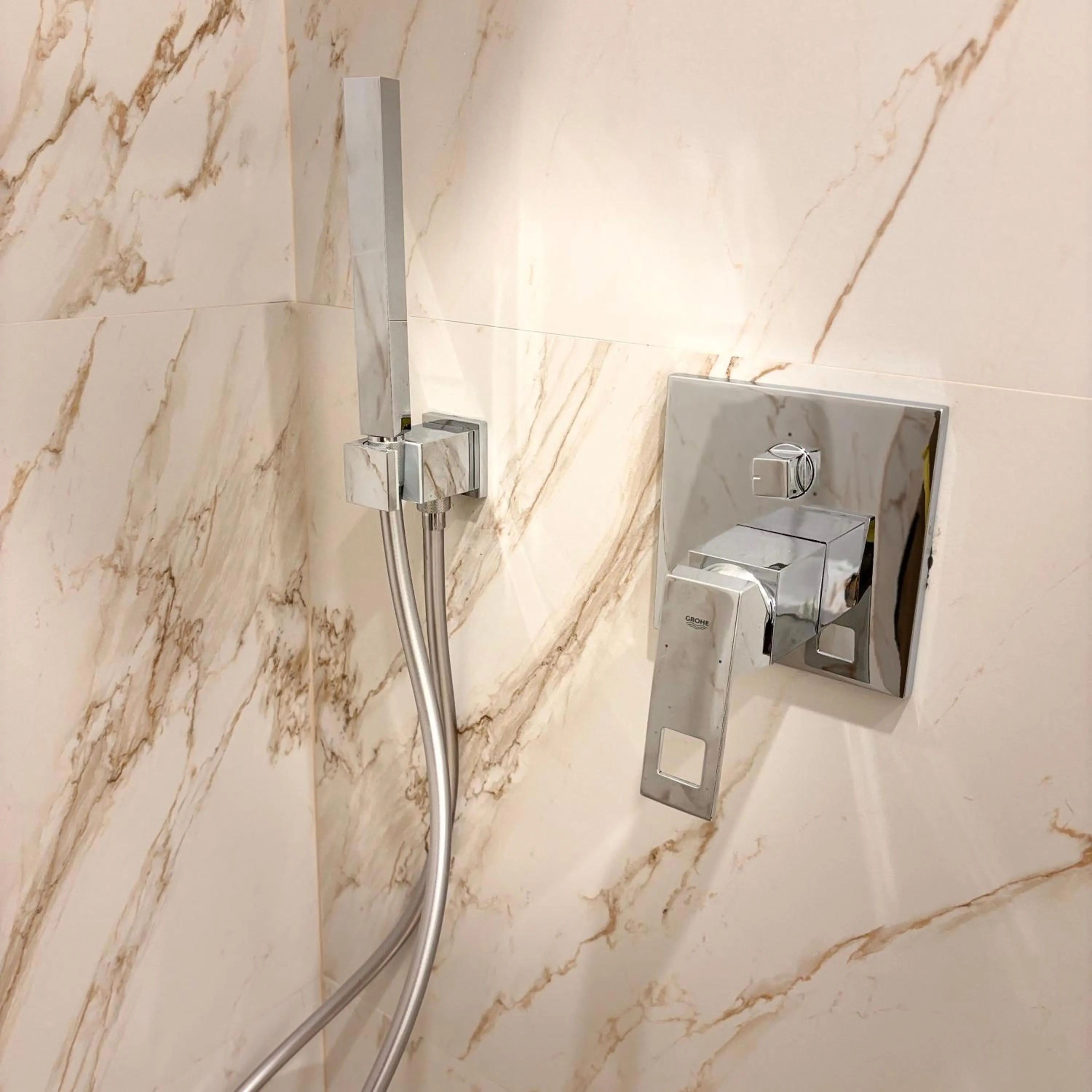 Shower in Hotel Clipa