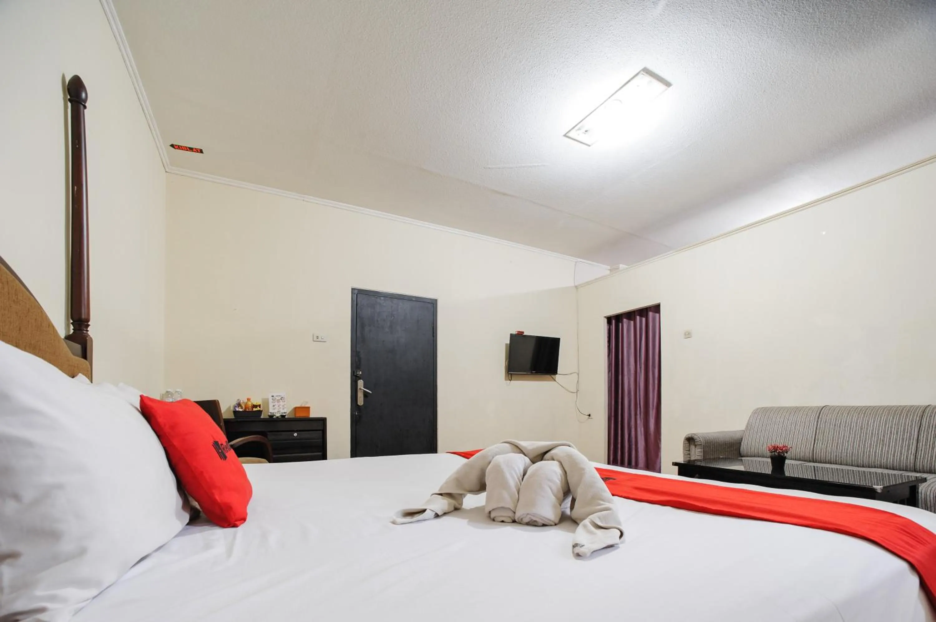 Bedroom, Bed in RedDoorz Plus @ Jalan Raden Intan Lampung