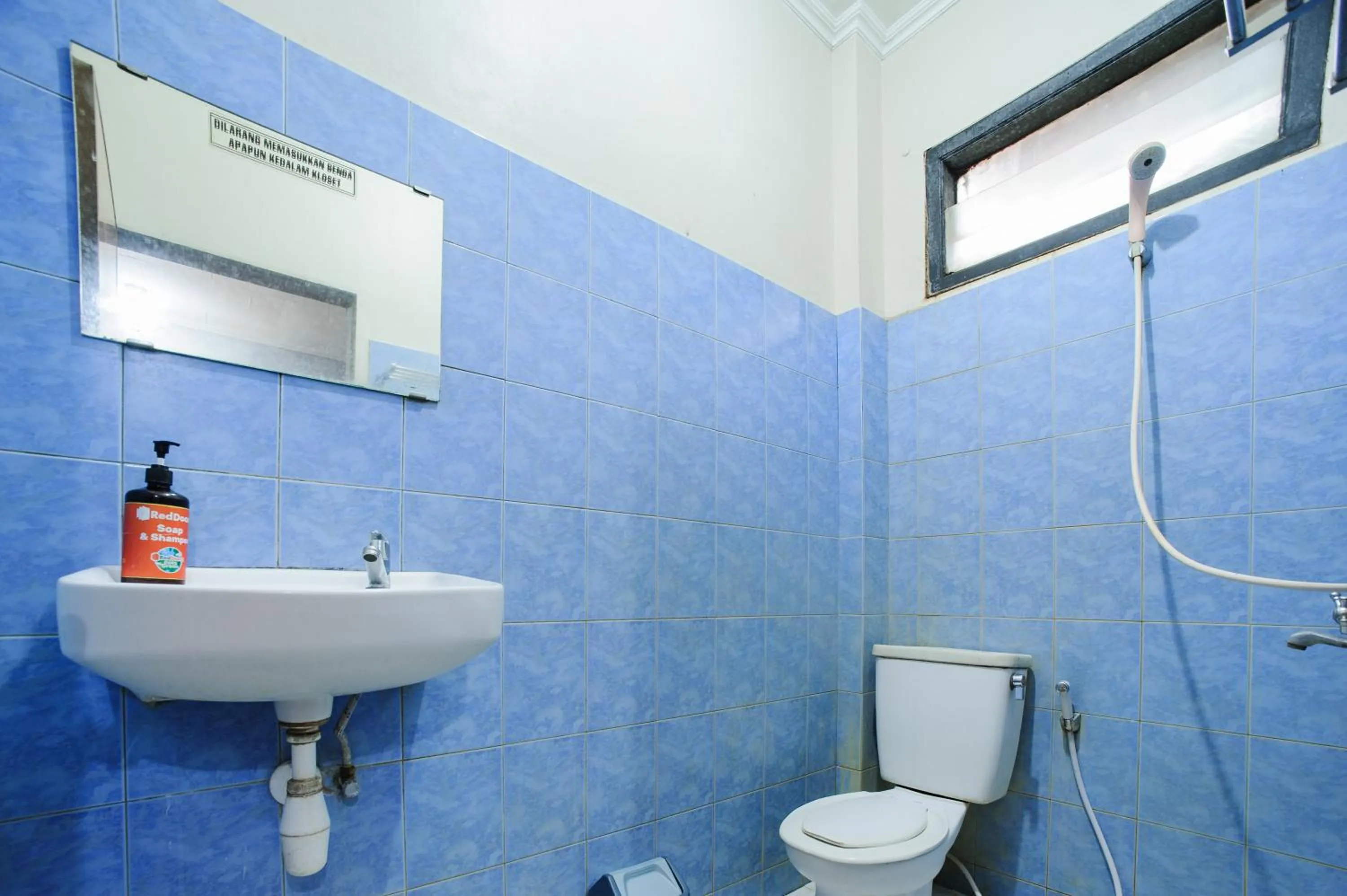 Bathroom in RedDoorz Plus @ Jalan Raden Intan Lampung