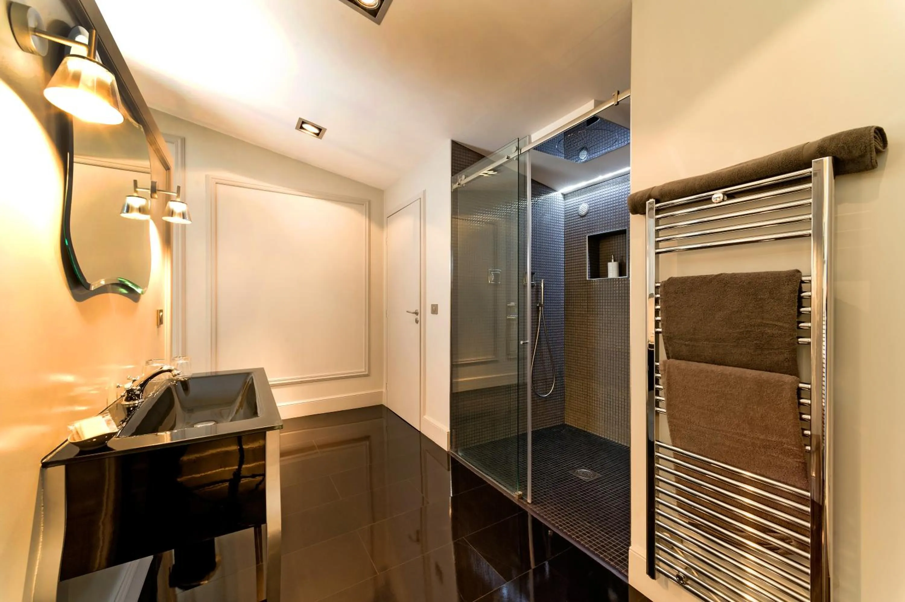 Shower in Chateau La Mothe du Barry