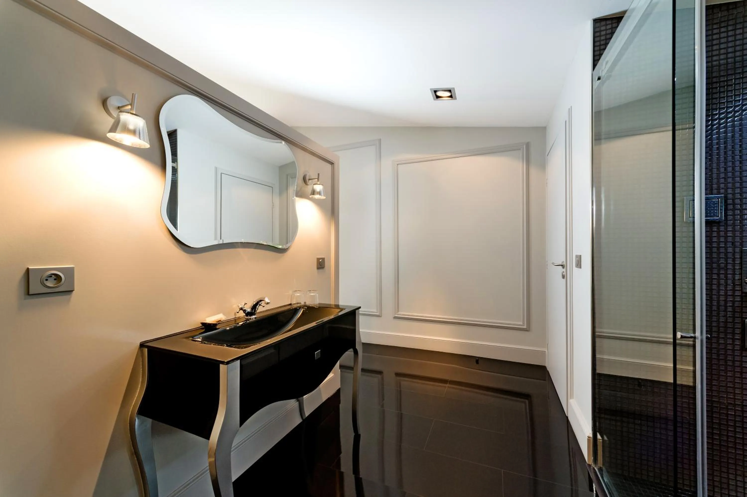 Shower in Chateau La Mothe du Barry