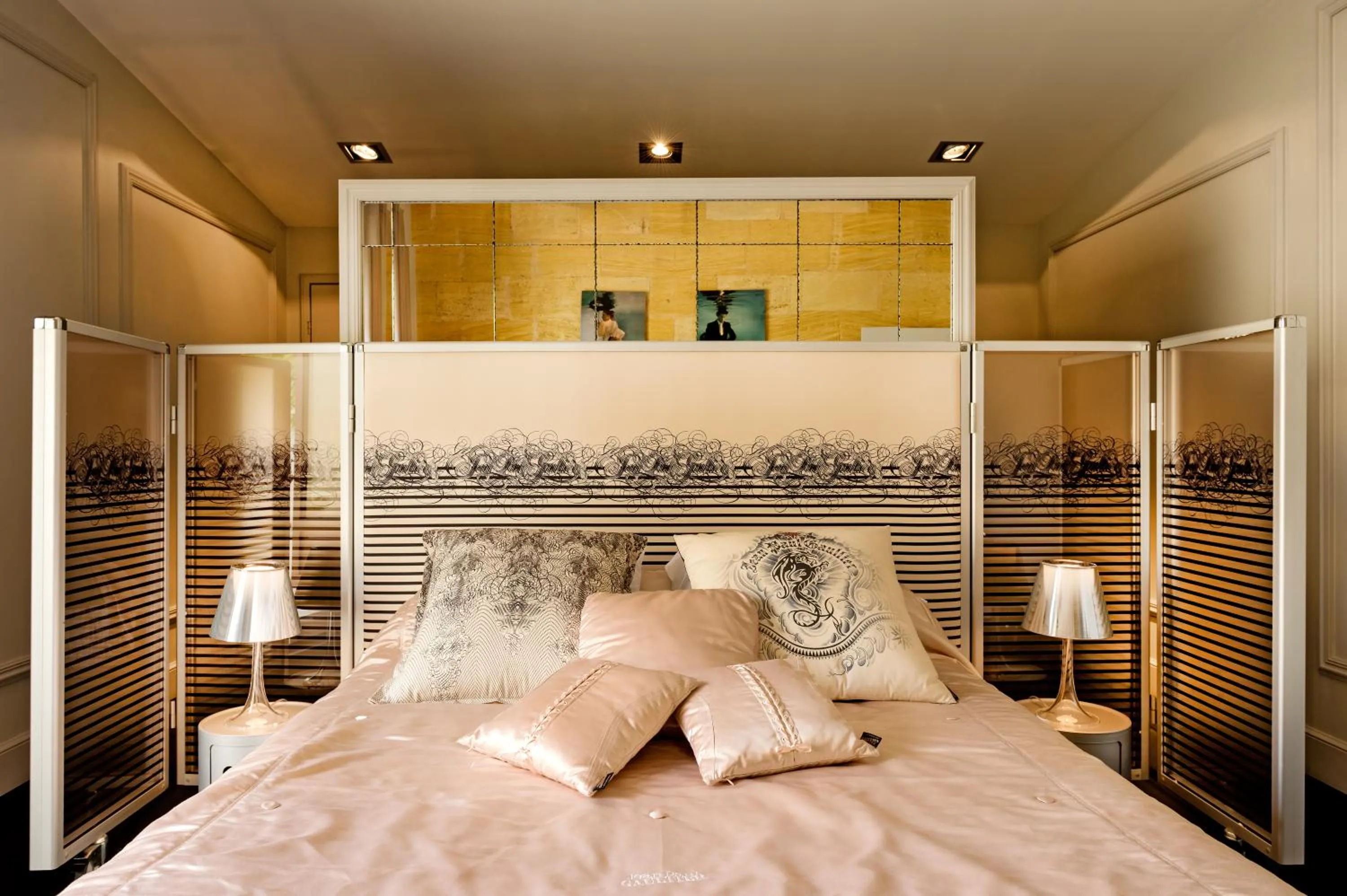 Bed in Chateau La Mothe du Barry