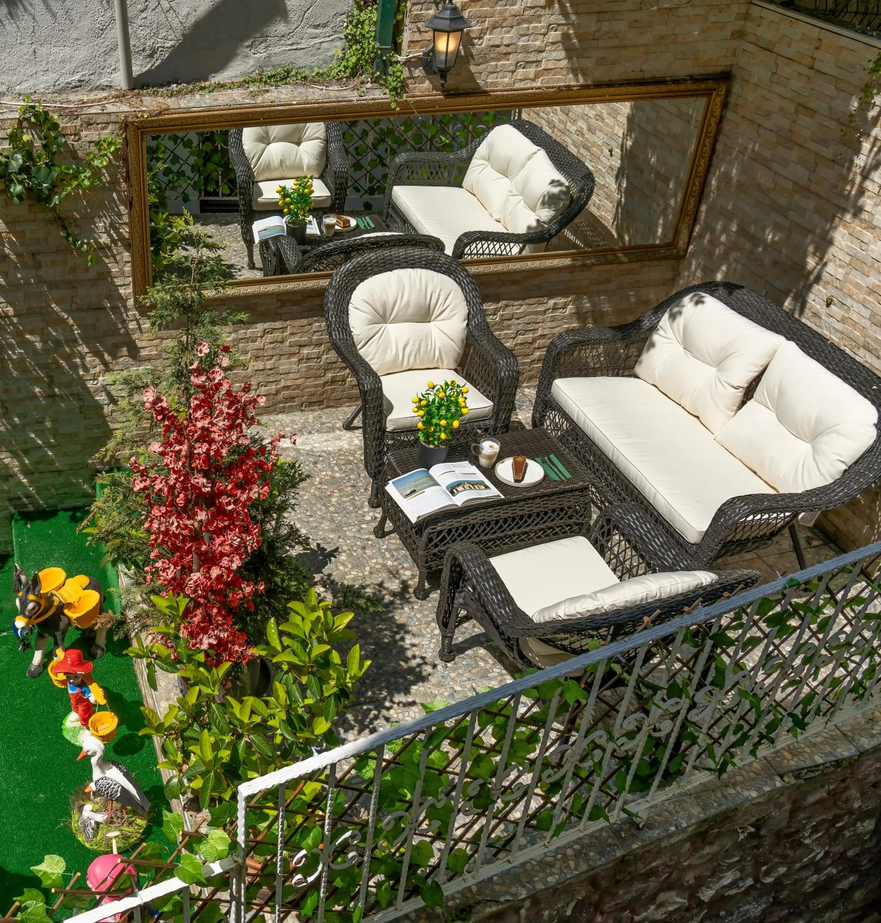 Garden in Royan Suites