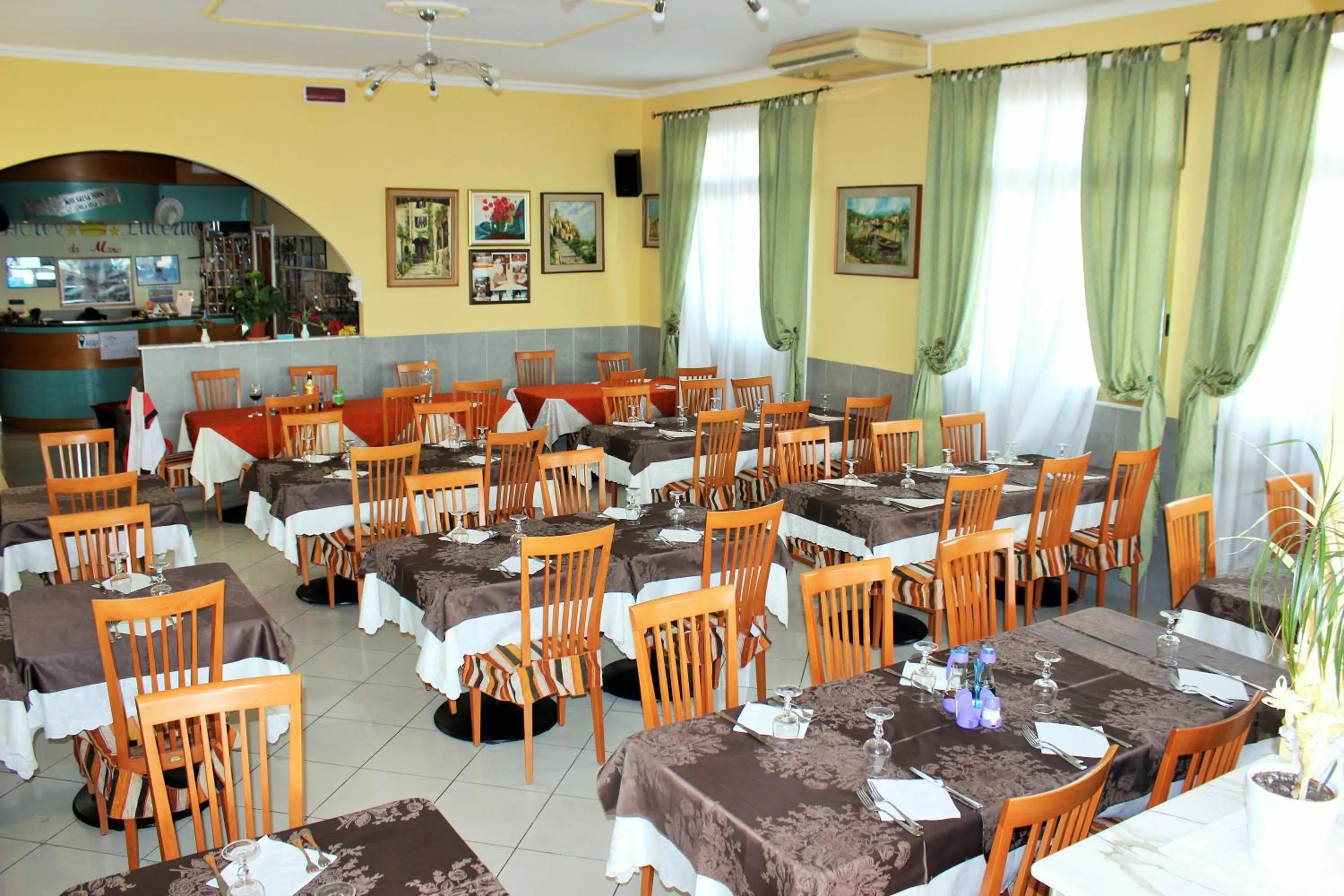 Restaurant/places to eat in Hotel Lucerna