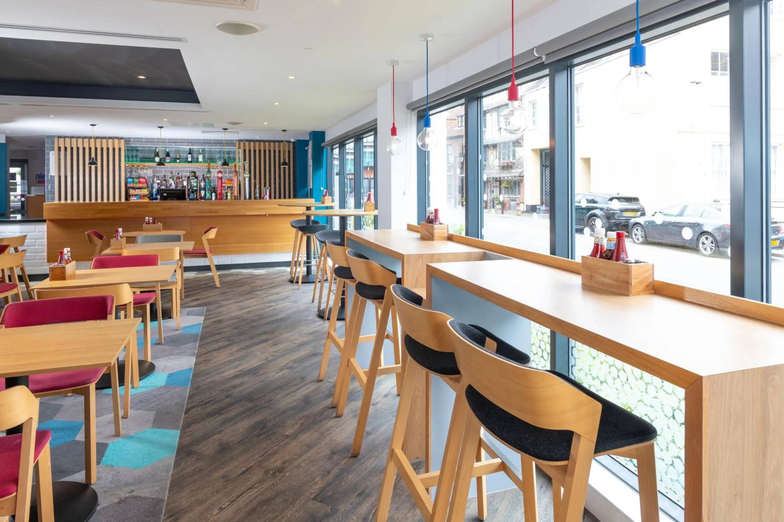 Lounge or bar in Holiday Inn Express - Exeter - City Centre by IHG