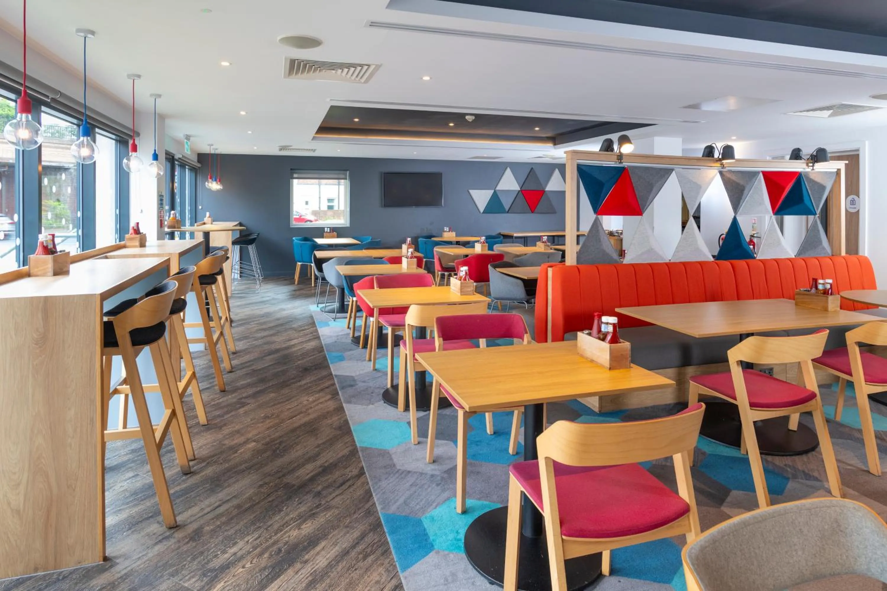 Lounge or bar in Holiday Inn Express - Exeter - City Centre by IHG