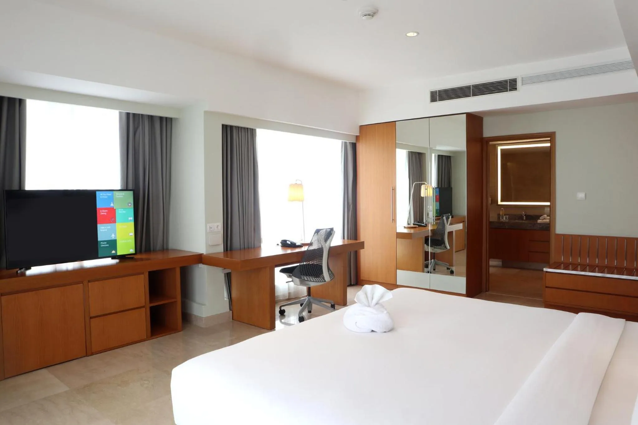 Photo of the whole room, Bed in Holiday Inn & Suites Jakarta Gajah Mada by IHG