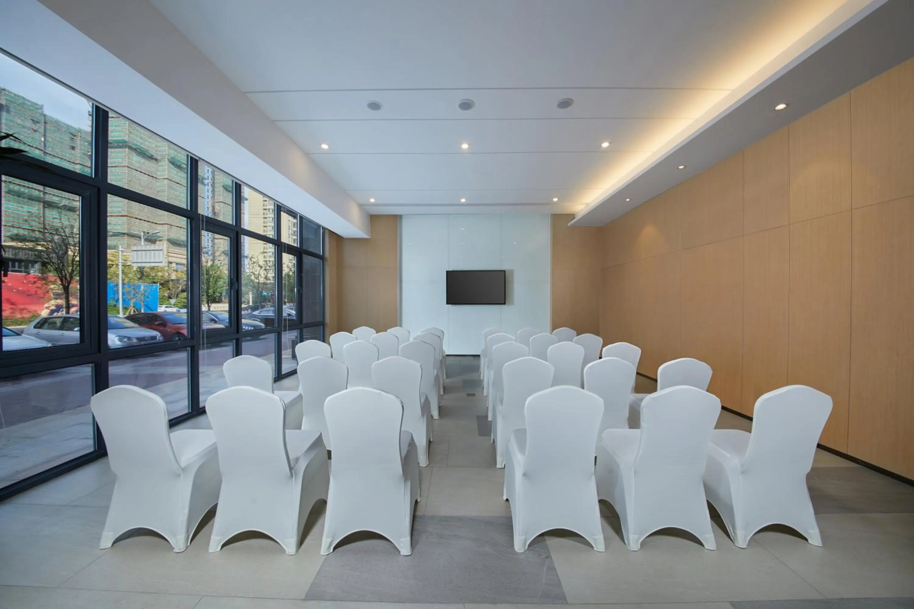 Meeting/conference room in Holiday Inn Express Zhangjiagang East by IHG