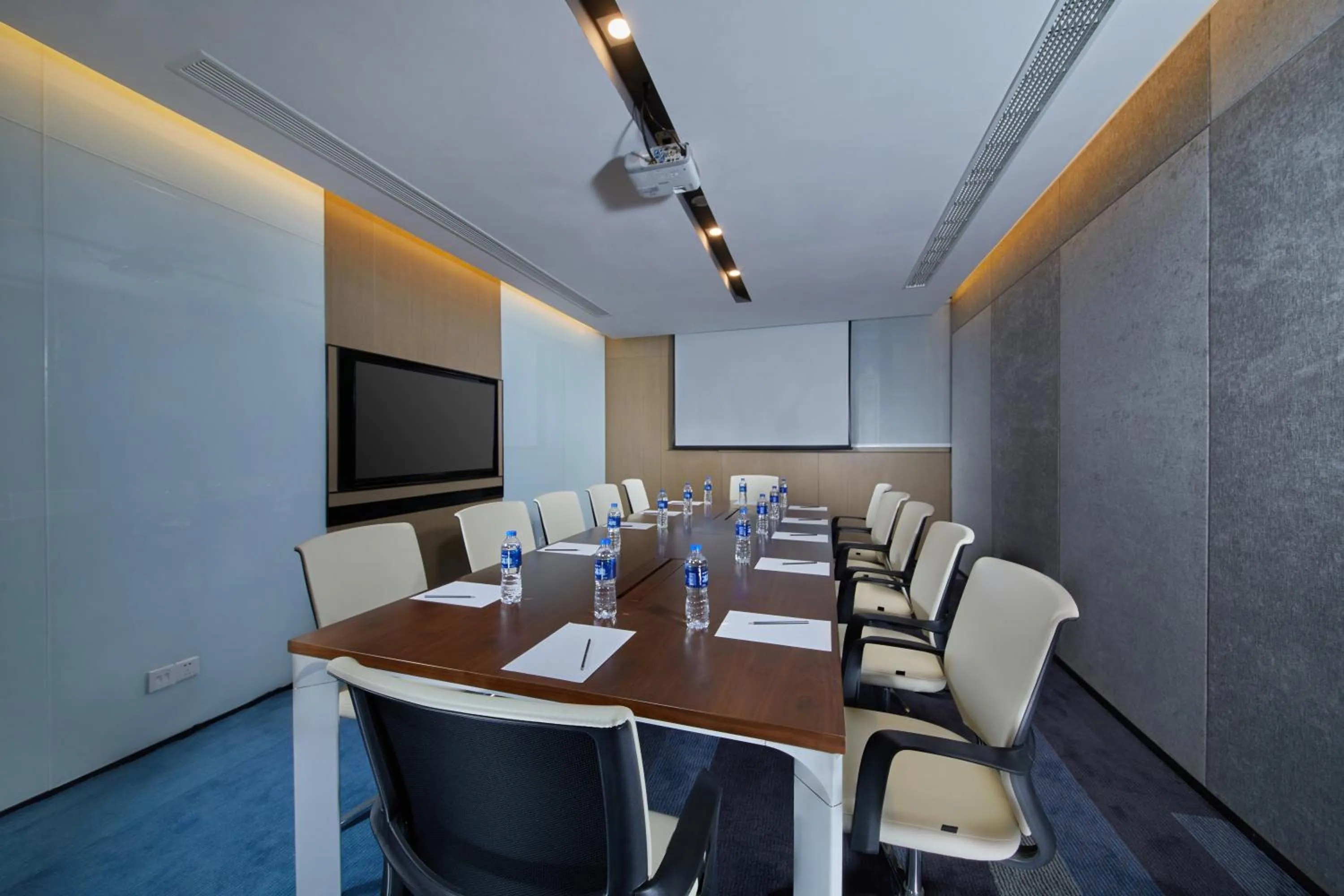 Meeting/conference room in Holiday Inn Express Zhangjiagang East by IHG