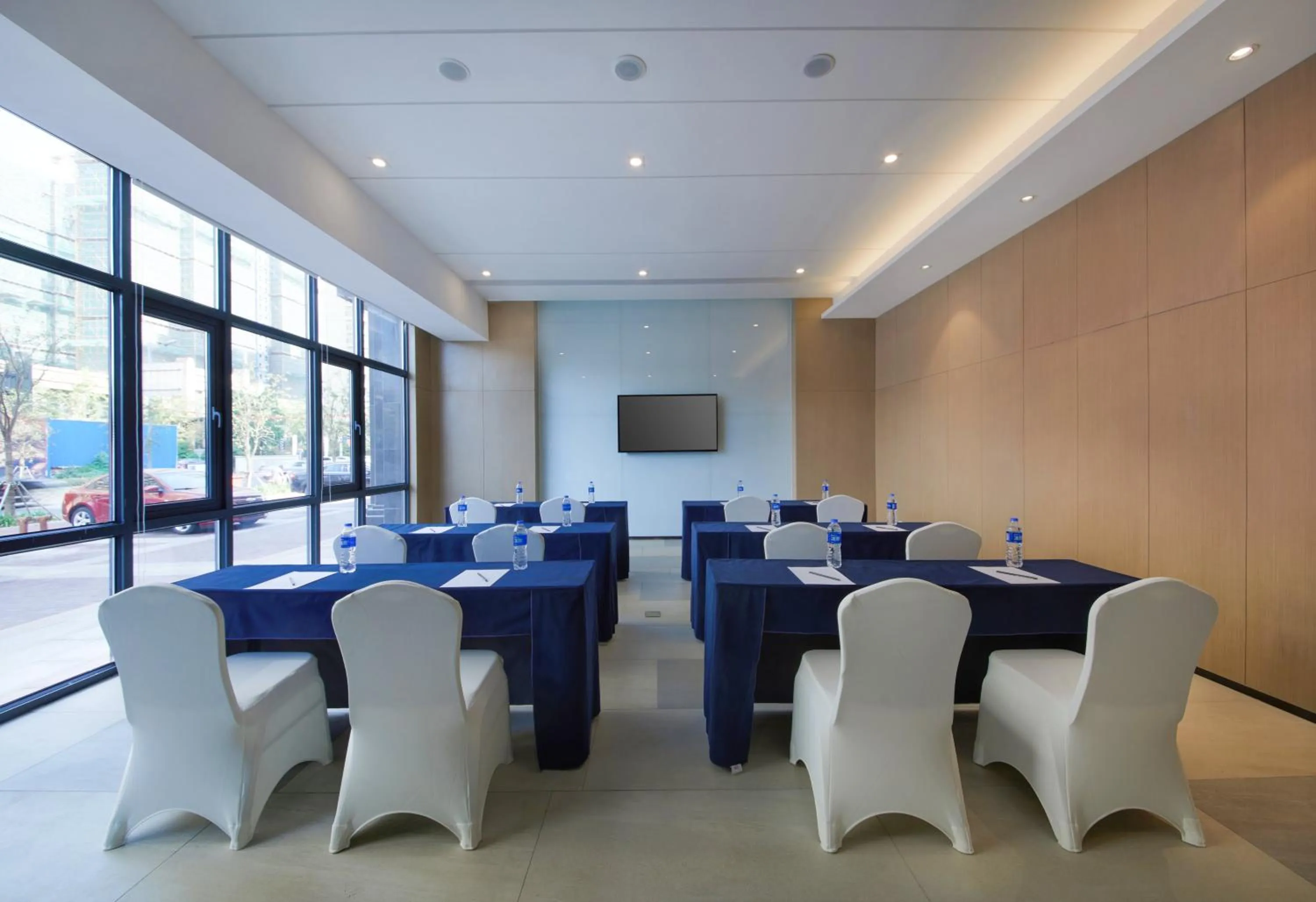 Meeting/conference room in Holiday Inn Express Zhangjiagang East by IHG