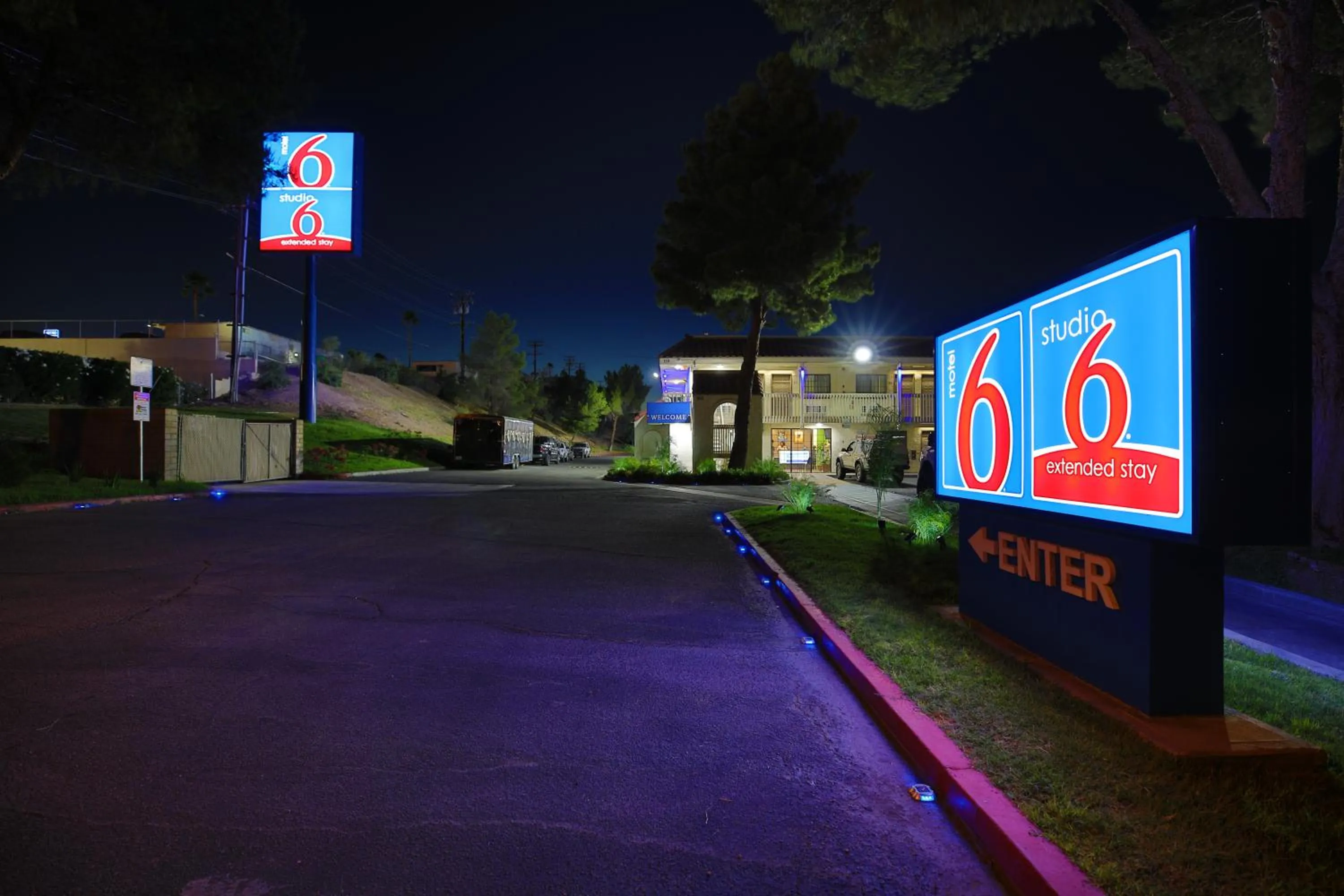 Facade/entrance in Studio 6-Barstow, CA