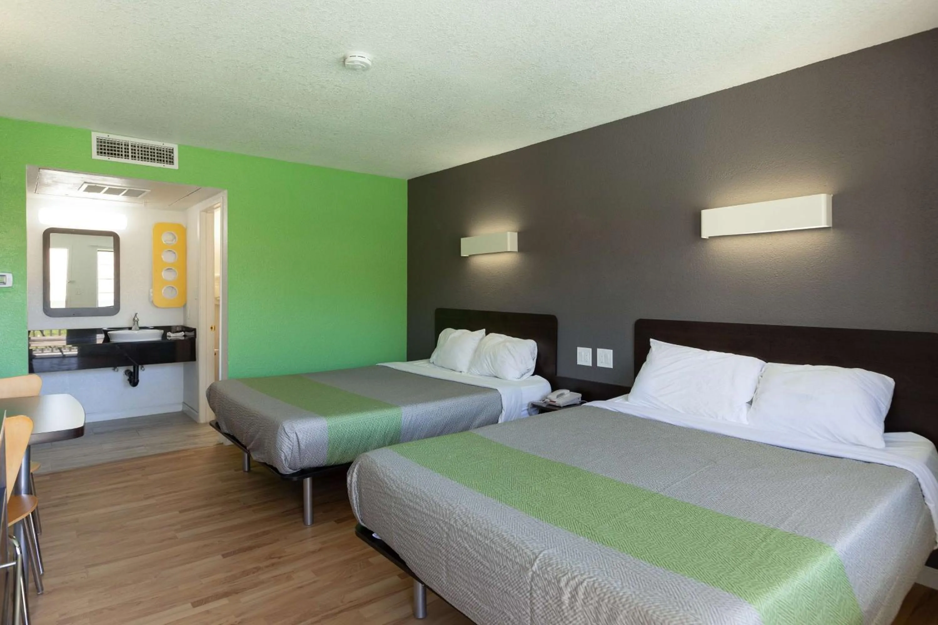 Photo of the whole room, Bed in Studio 6-Barstow, CA