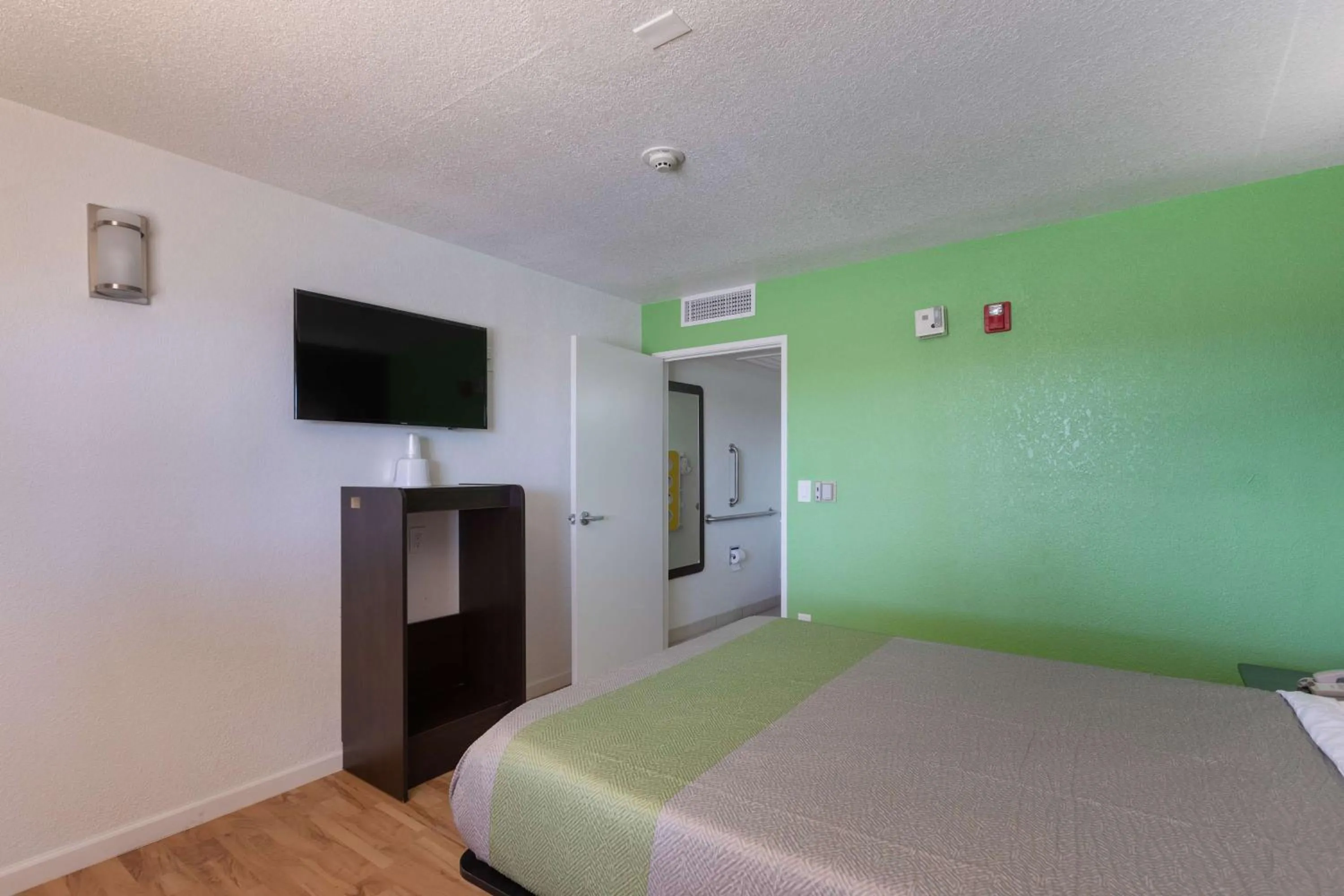 TV and multimedia, Bed in Studio 6-Barstow, CA