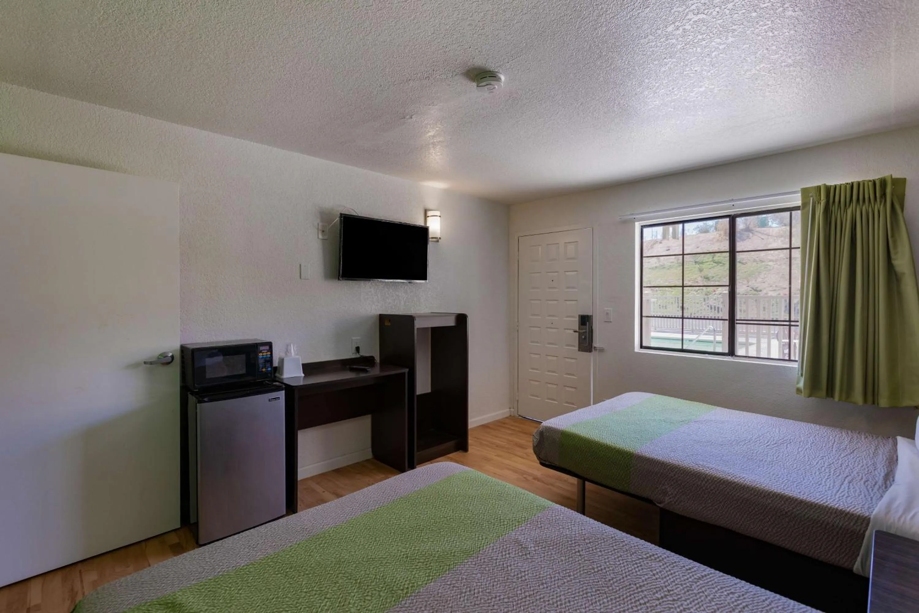 TV and multimedia, Bed in Studio 6-Barstow, CA
