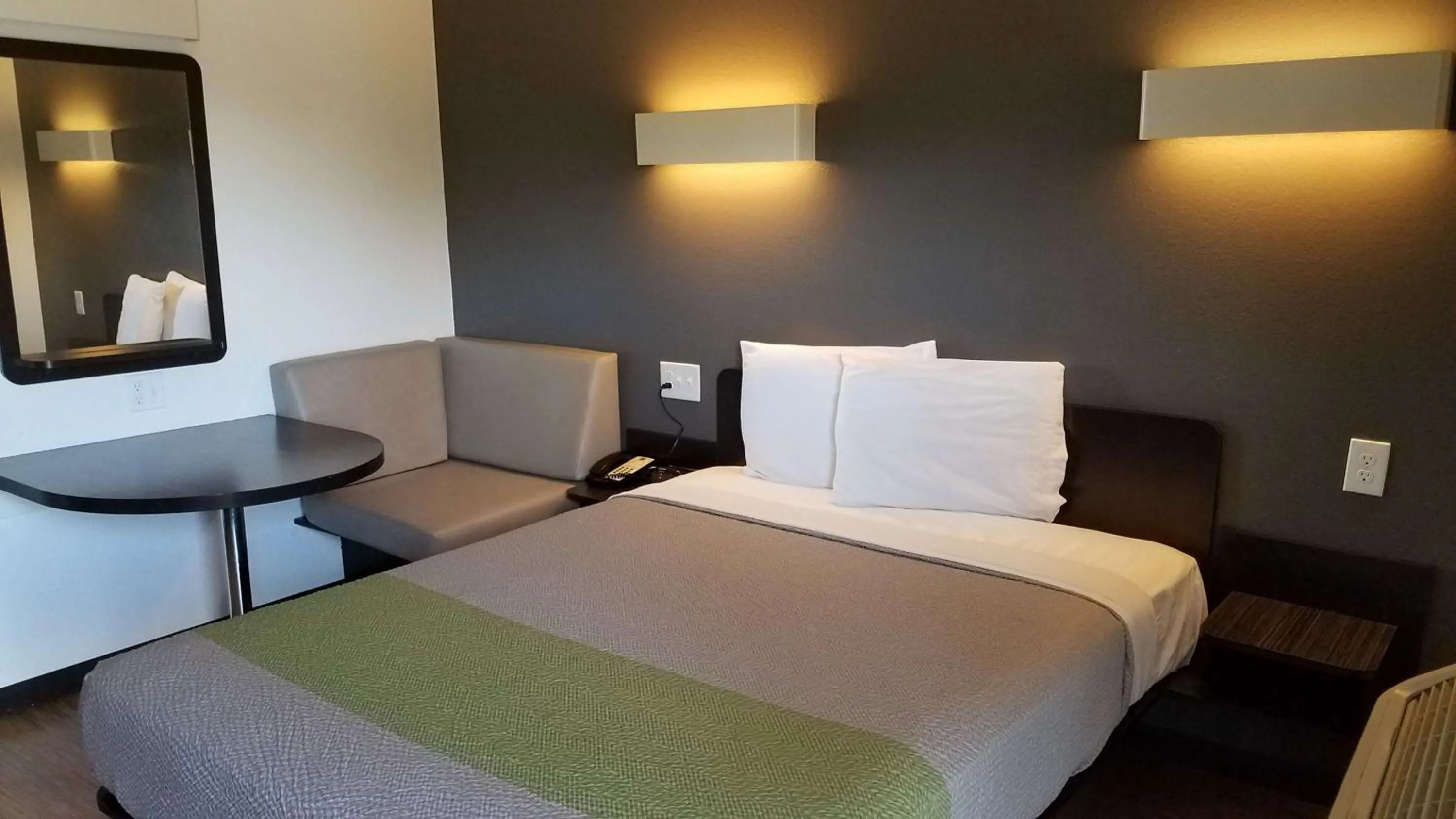 Photo of the whole room, Bed in Studio 6-Fairfield, CA - Napa Valley