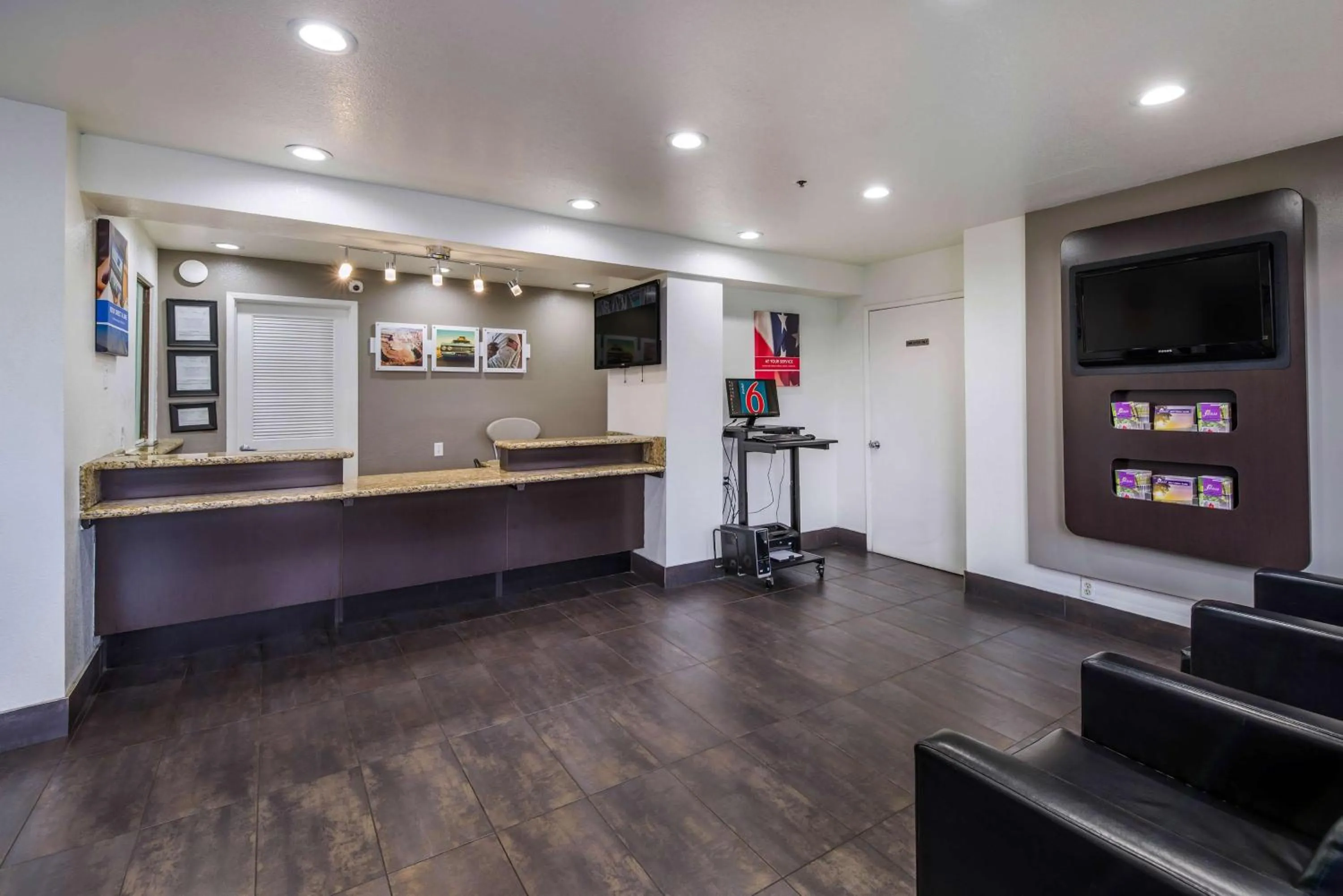 Communal lounge/ TV room in Studio 6-Fairfield, CA - Napa Valley