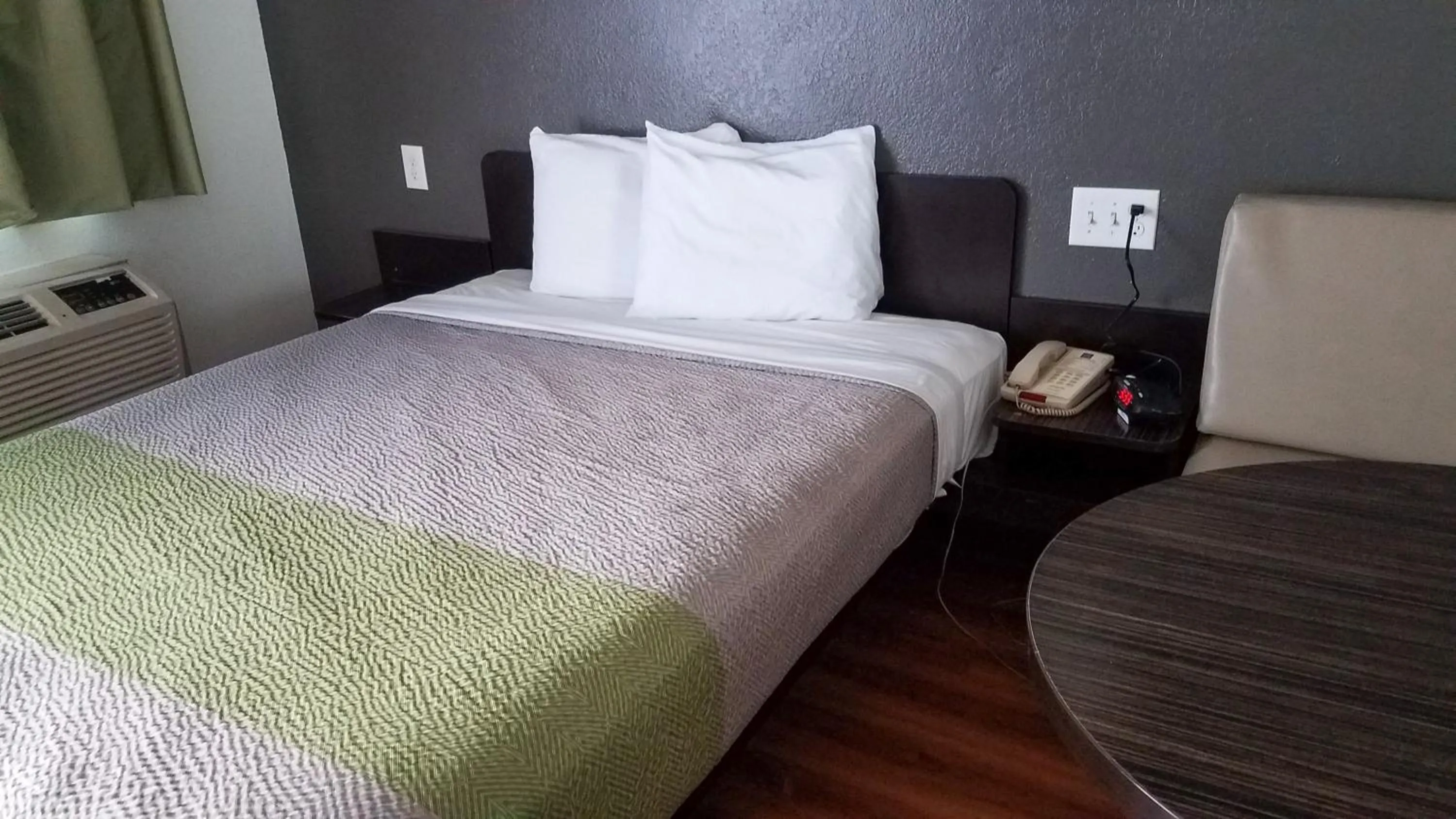 Bedroom, Bed in Studio 6-Fairfield, CA - Napa Valley