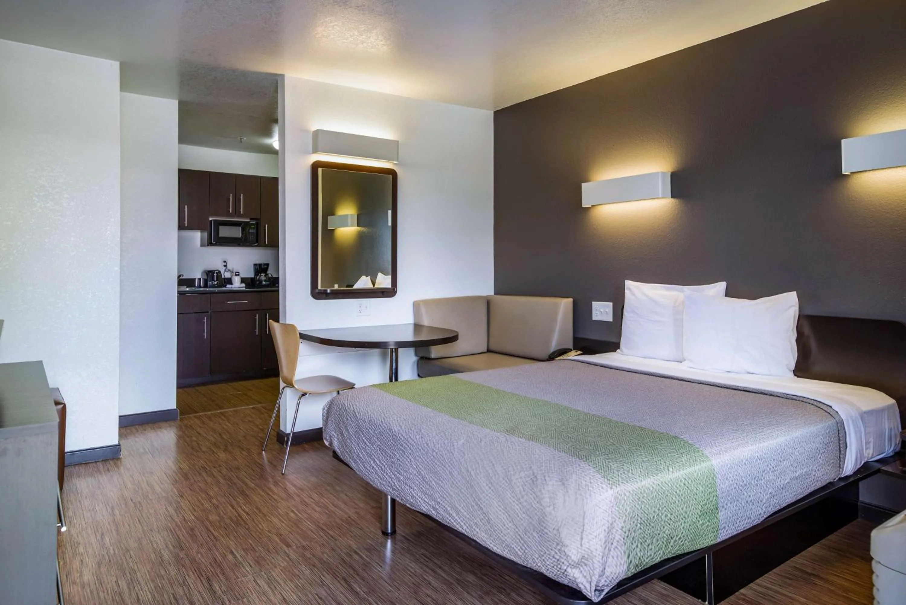 Kitchen or kitchenette, Bed in Studio 6-Fairfield, CA - Napa Valley