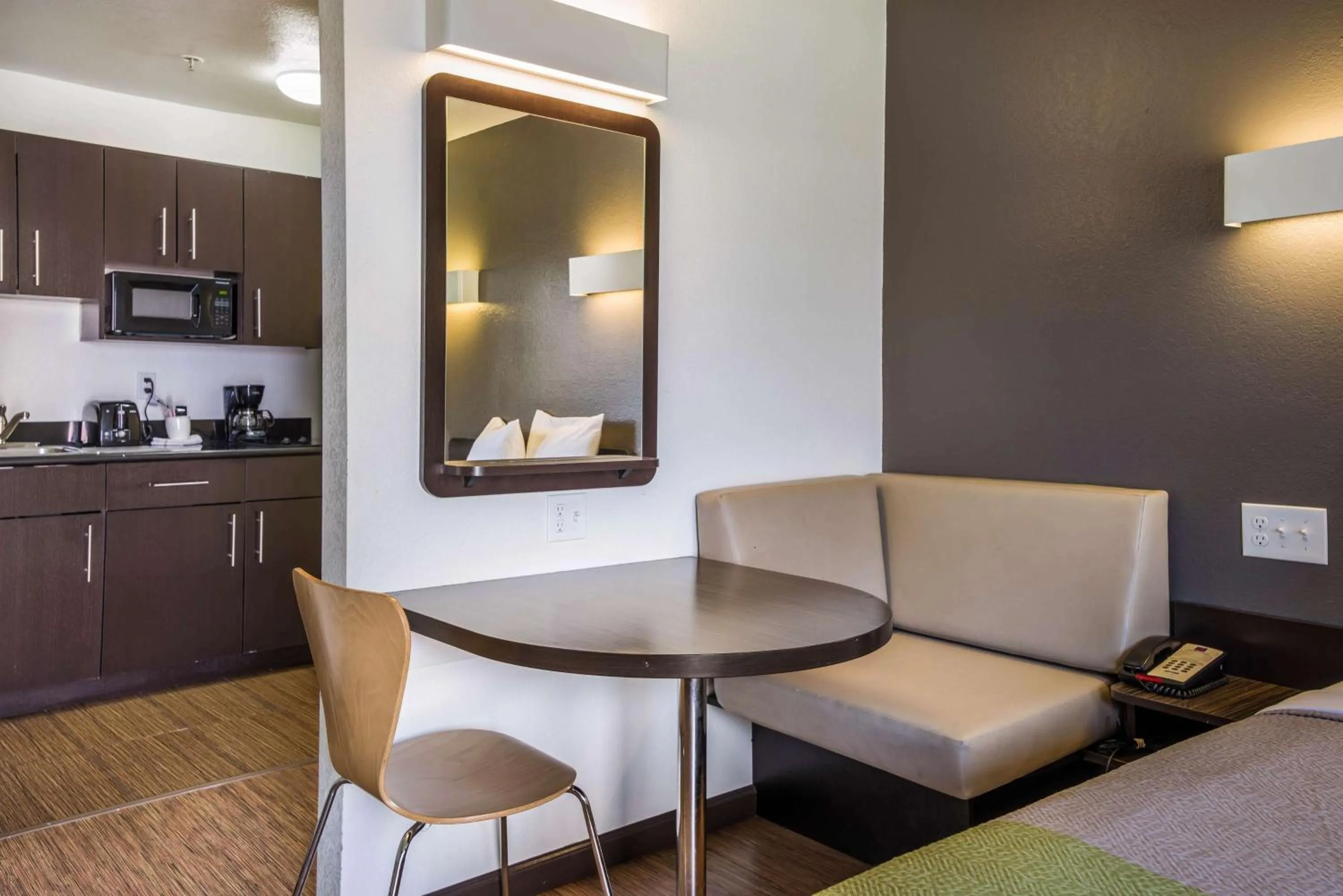 Kitchen or kitchenette, Bed in Studio 6-Fairfield, CA - Napa Valley