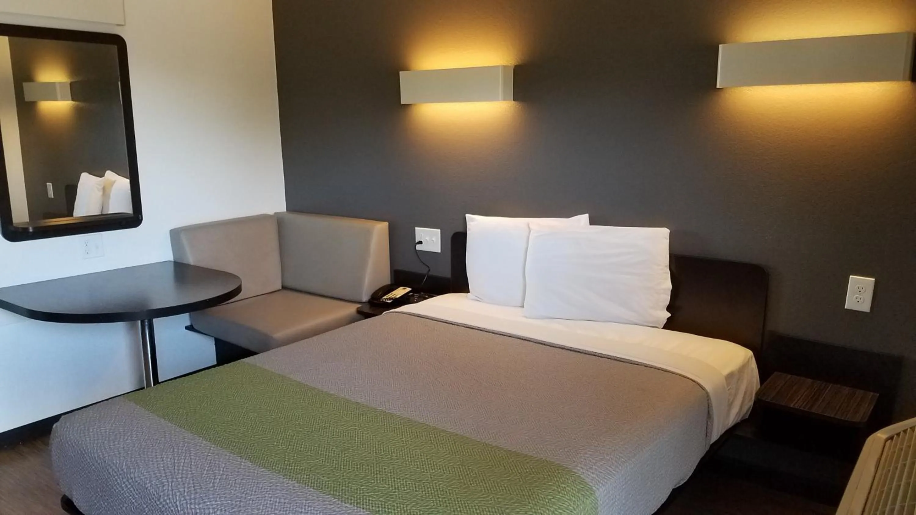 Bedroom, Bed in Studio 6-Fairfield, CA - Napa Valley