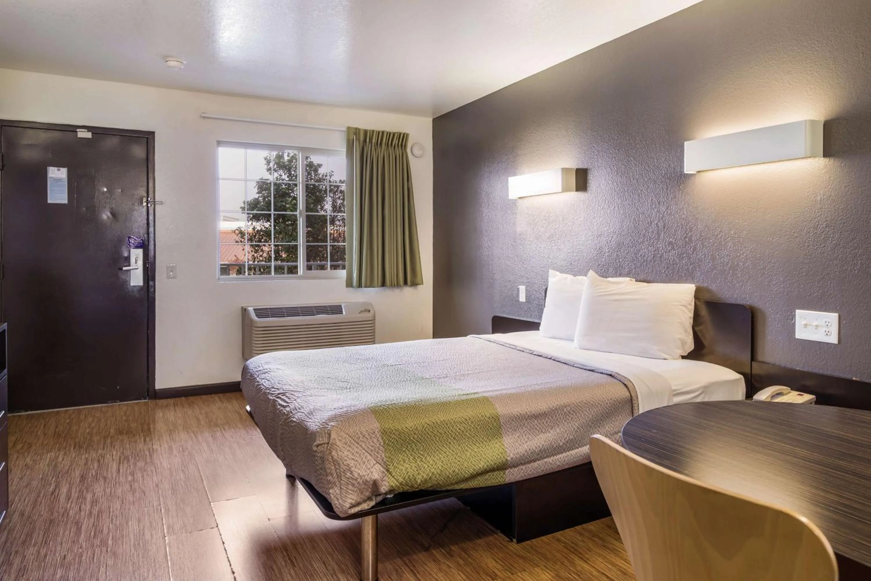 Photo of the whole room, Bed in Studio 6-Fairfield, CA - Napa Valley