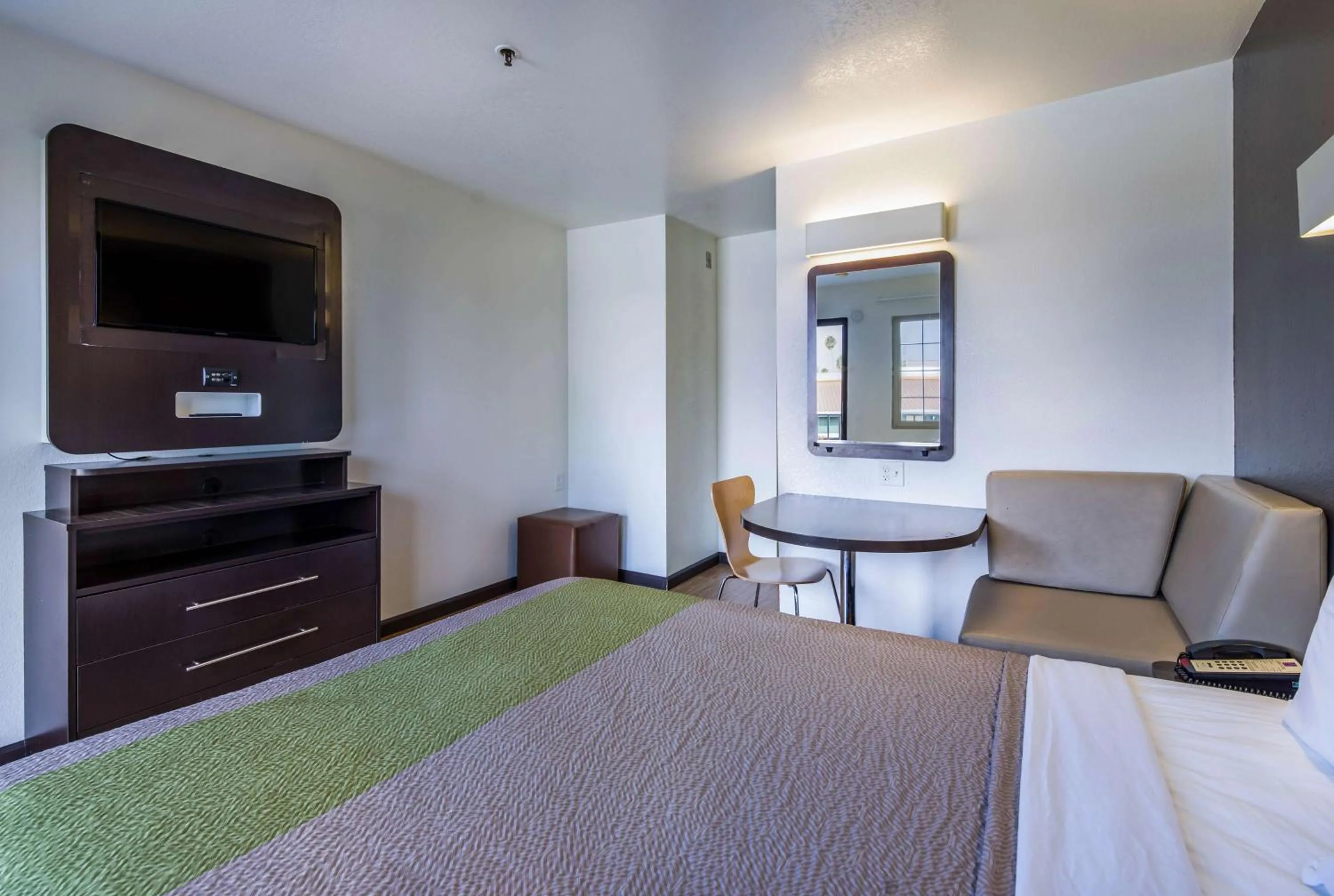 TV and multimedia, Bed in Studio 6-Fairfield, CA - Napa Valley