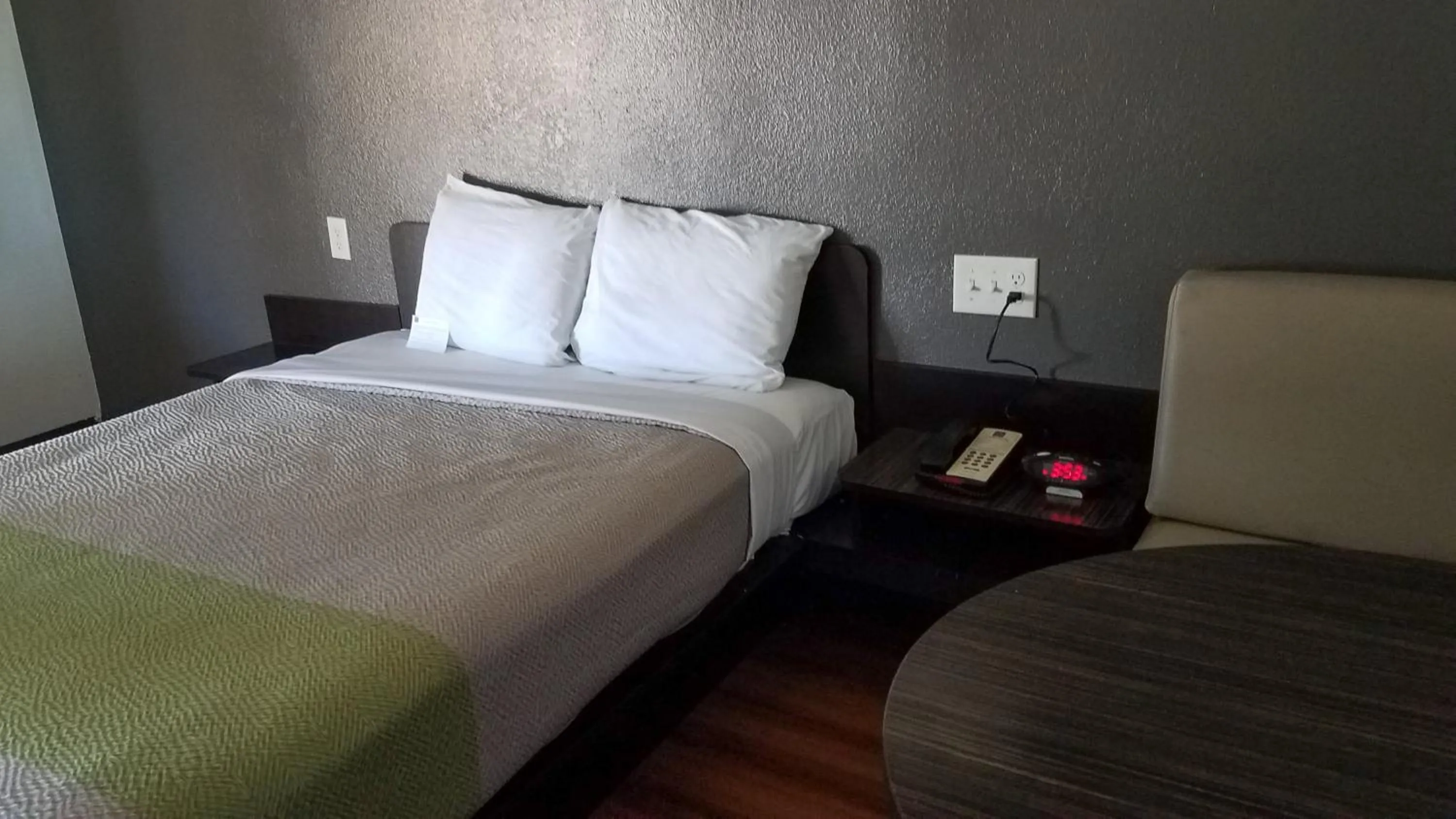 Bedroom, Bed in Studio 6-Fairfield, CA - Napa Valley