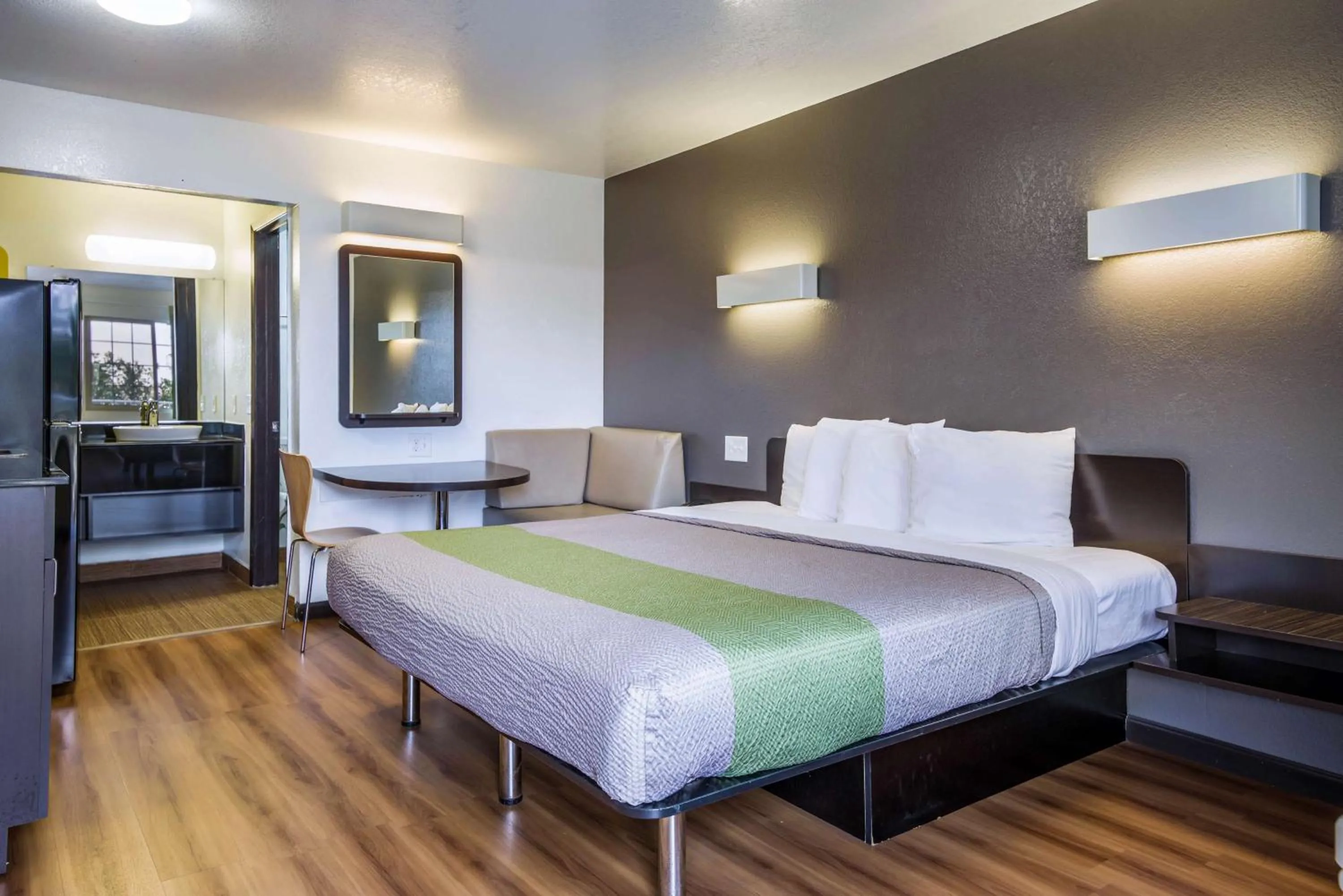 Photo of the whole room, Bed in Studio 6-Fairfield, CA - Napa Valley