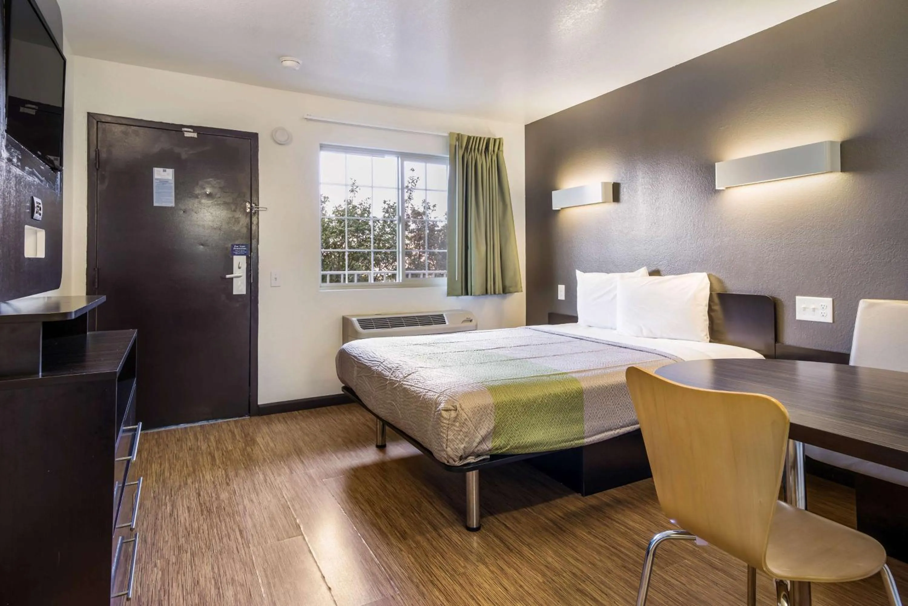 TV and multimedia, Bed in Studio 6-Fairfield, CA - Napa Valley