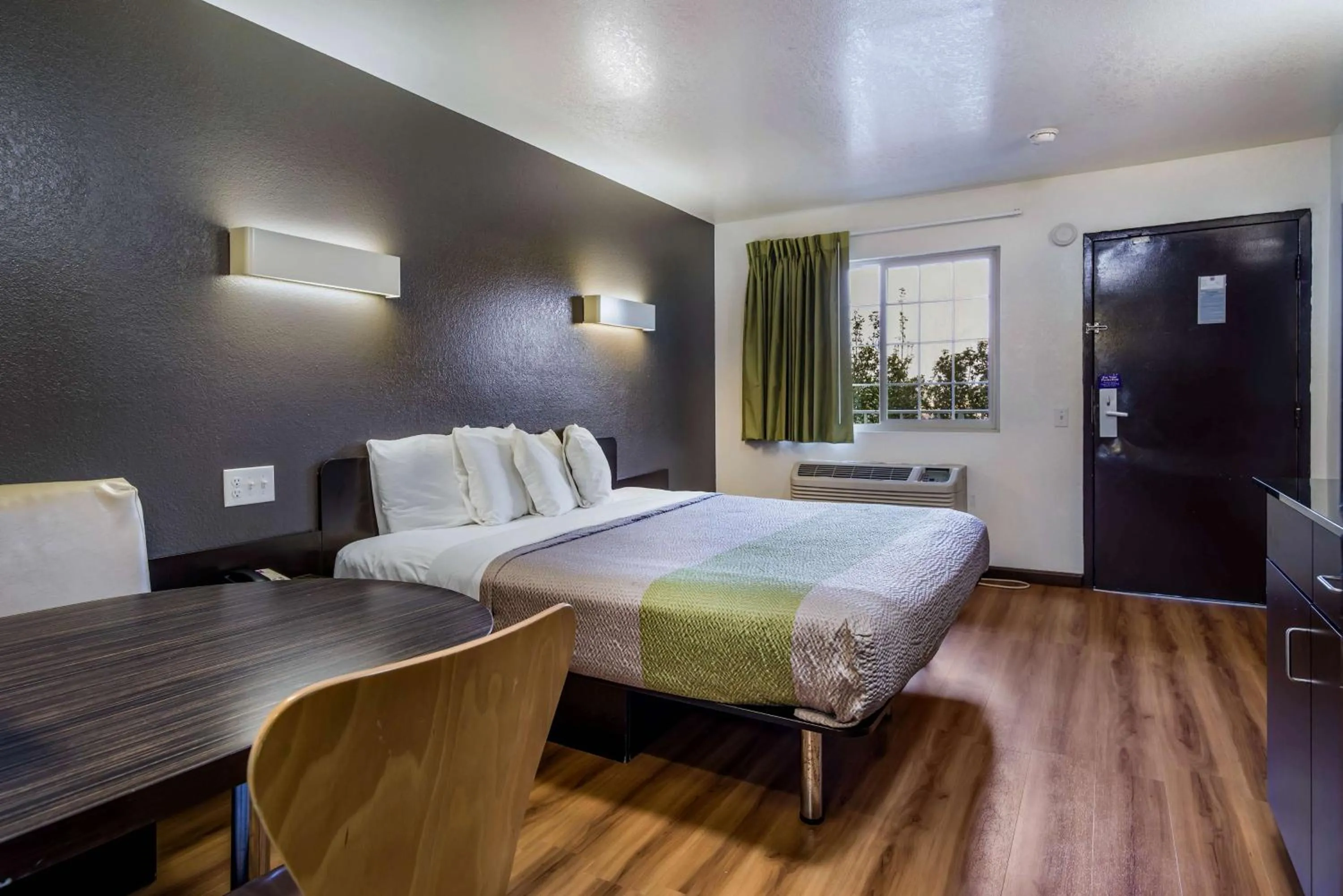 Photo of the whole room, Bed in Studio 6-Fairfield, CA - Napa Valley