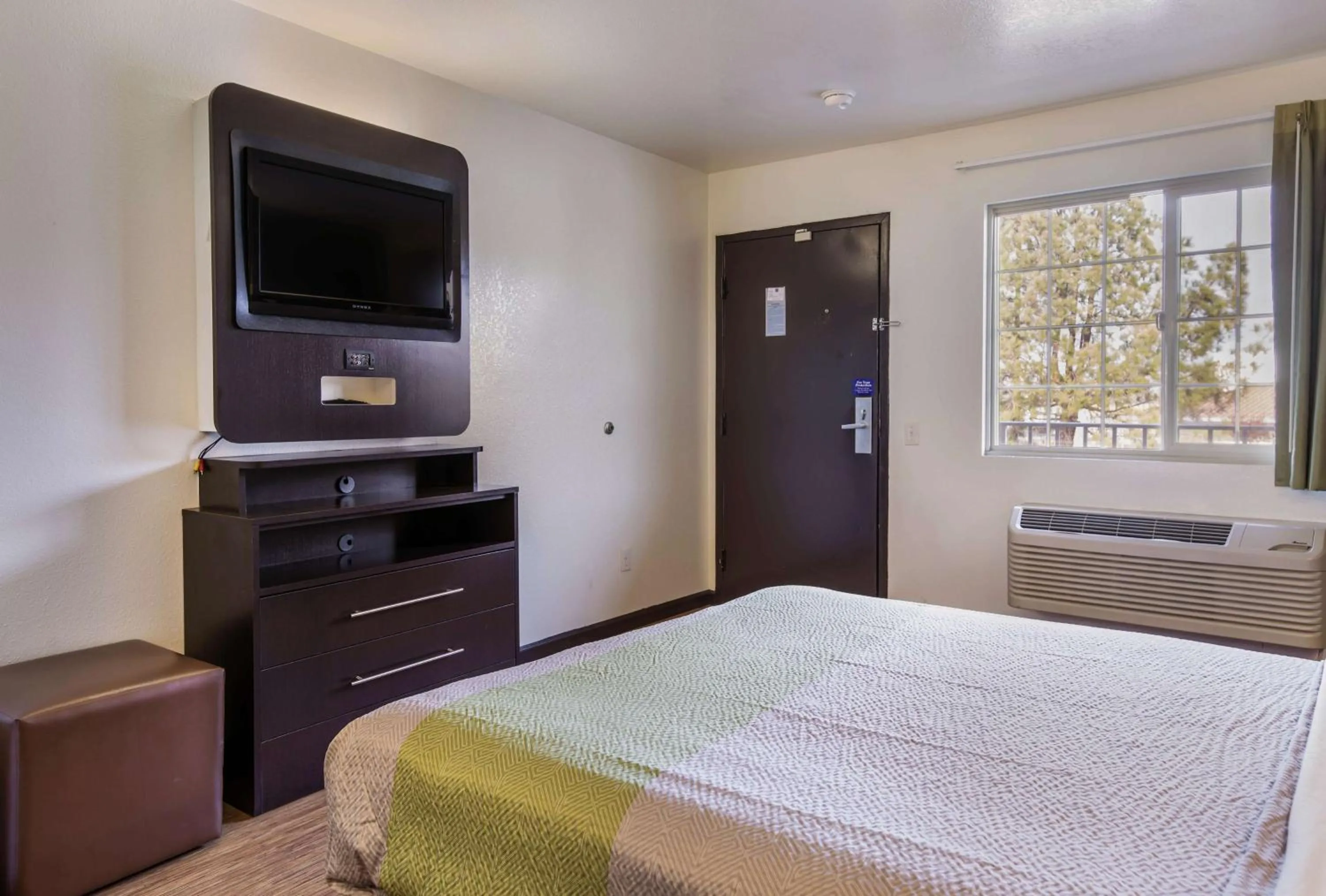 TV and multimedia, Bed in Studio 6-Fairfield, CA - Napa Valley