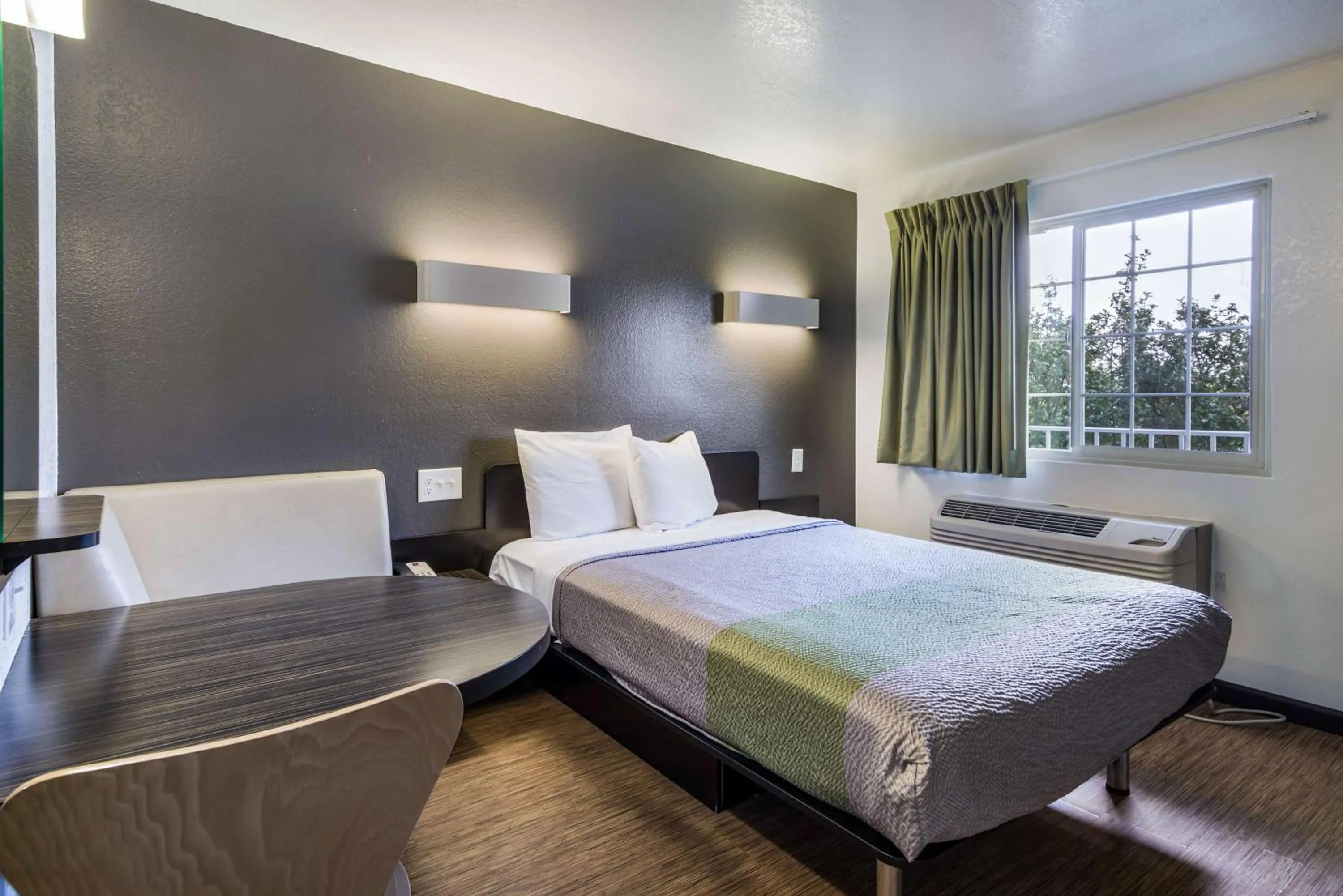 Photo of the whole room, Bed in Studio 6-Fairfield, CA - Napa Valley