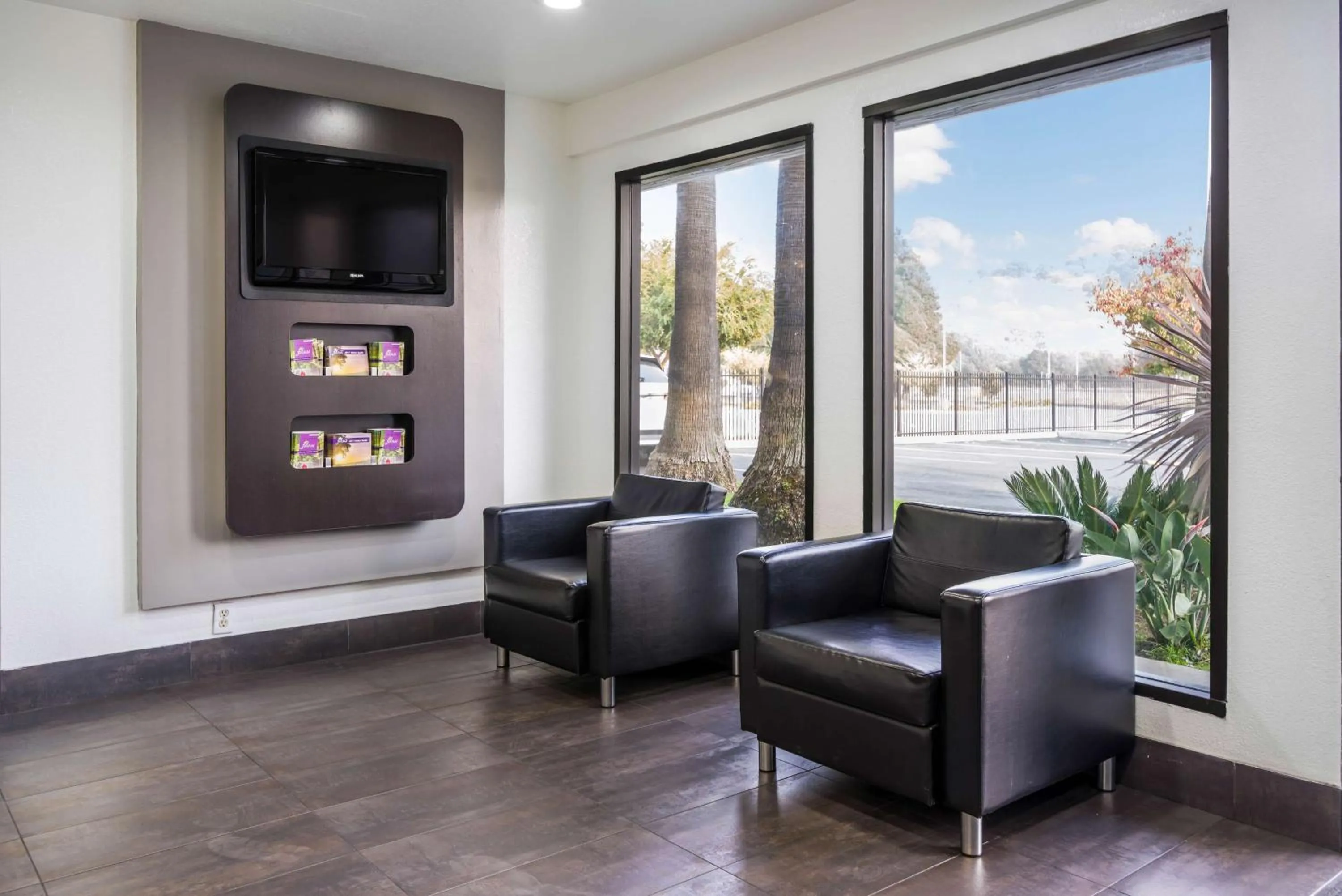 Communal lounge/ TV room in Studio 6-Fairfield, CA - Napa Valley