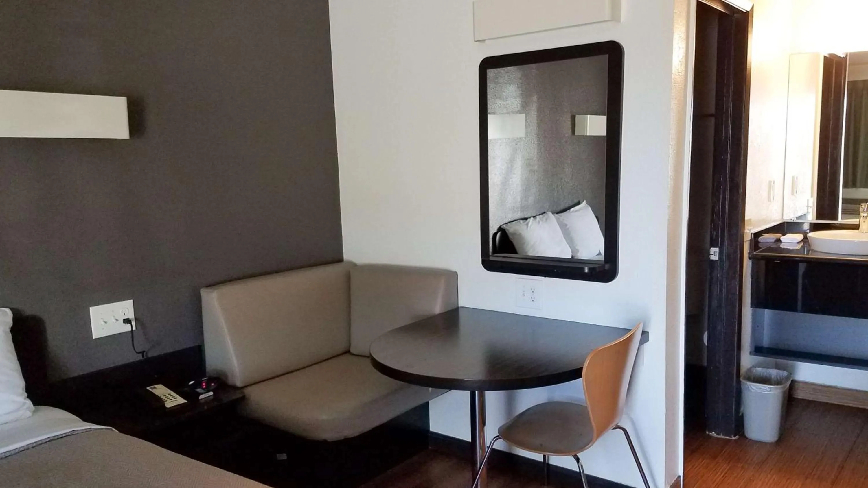 Photo of the whole room, Bed in Studio 6-Fairfield, CA - Napa Valley