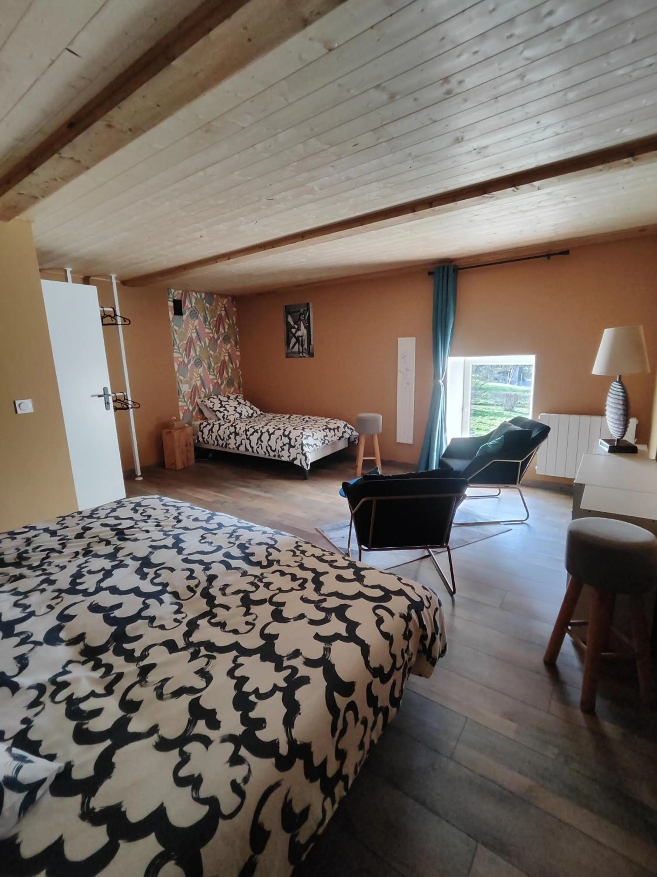 Photo of the whole room, Bed in La ferme aux chats