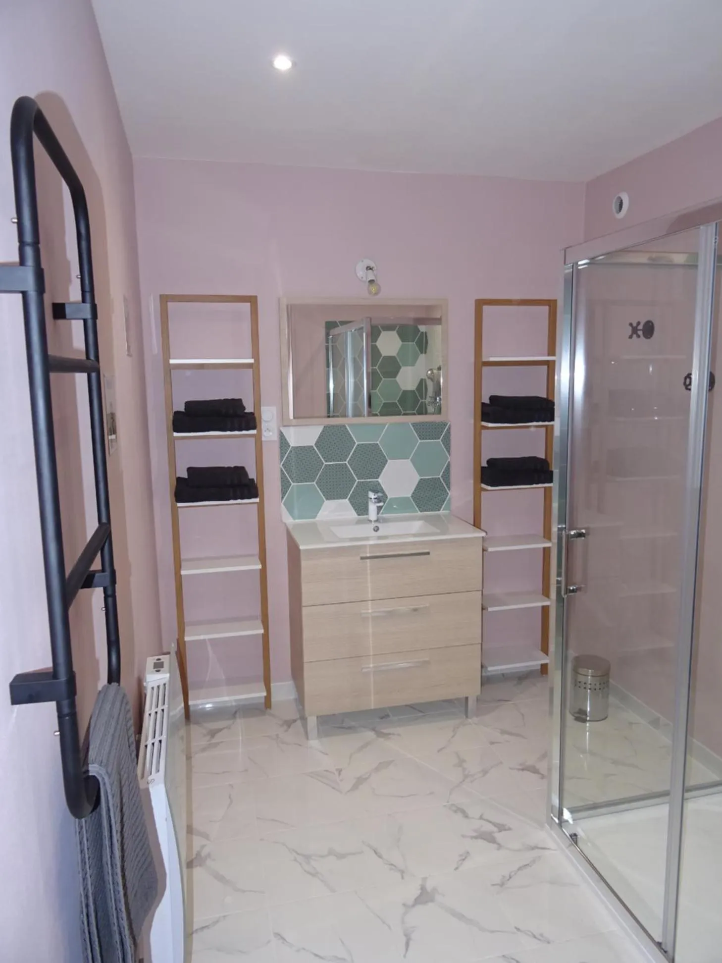 Shower in La ferme aux chats