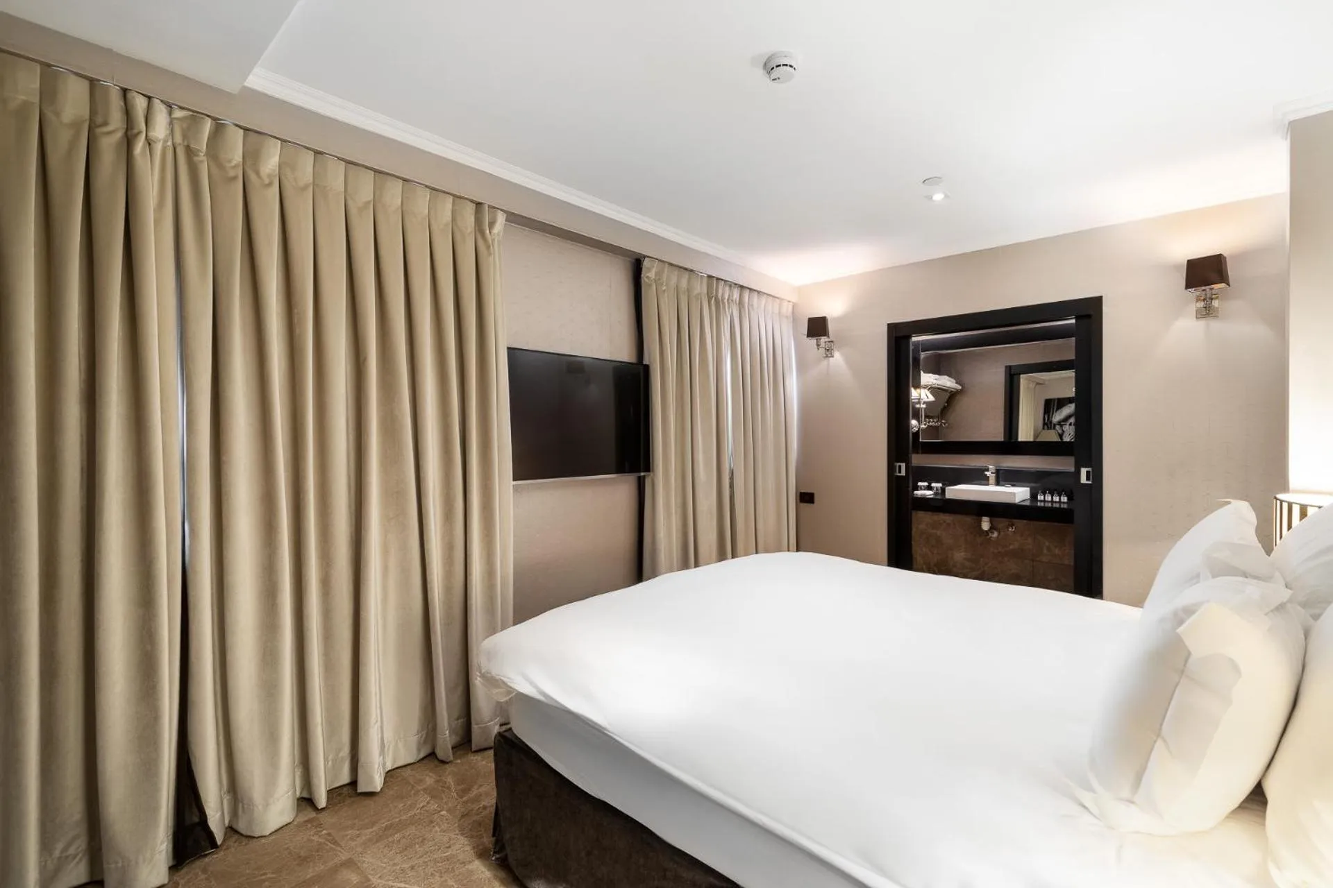 Bedroom, Bed in Hotel B Berdichevsky